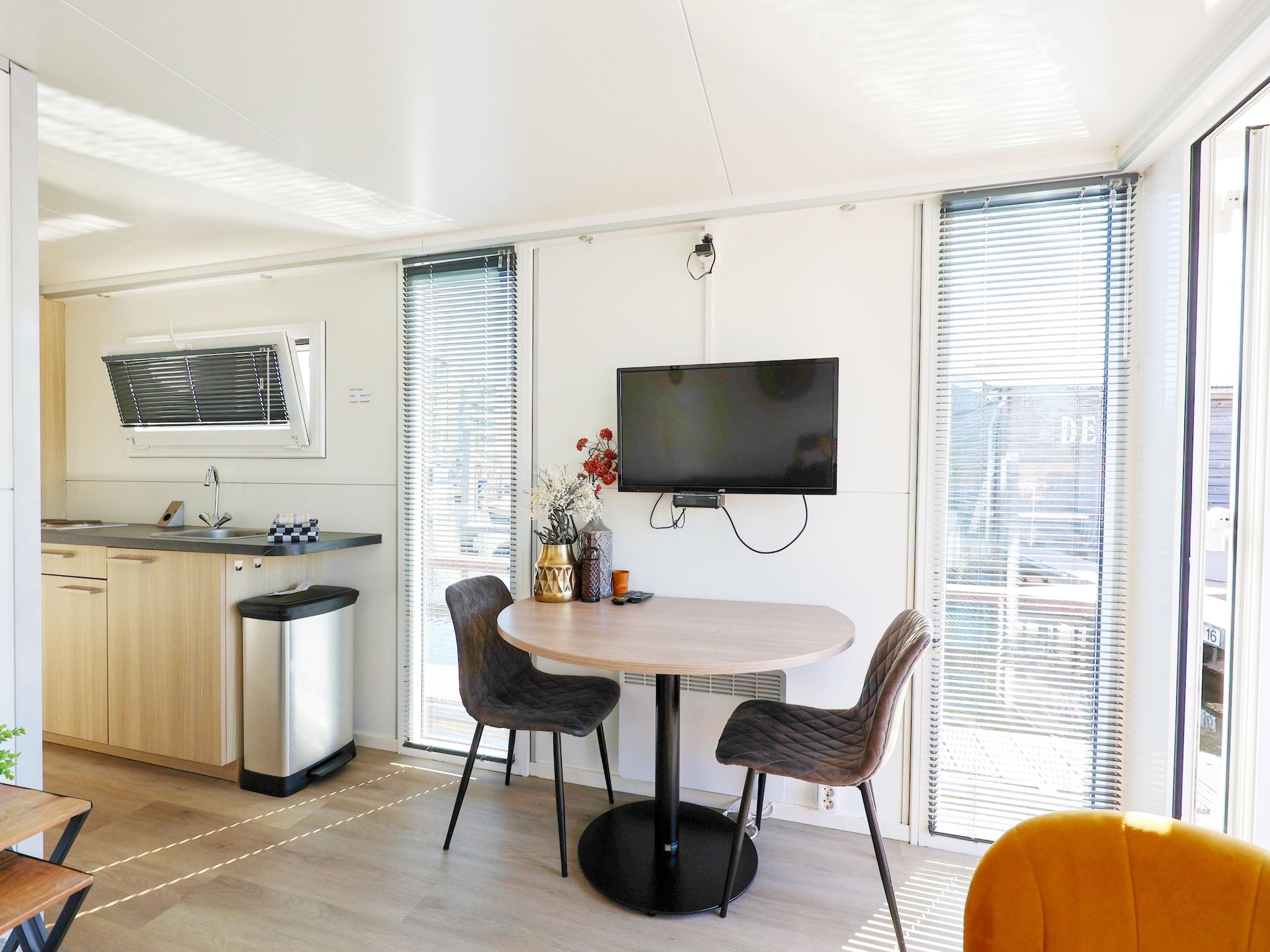 De eetkamer van Houseboat with roof terrace and balcony (4 pers) "De Hoop" in Amsterdam