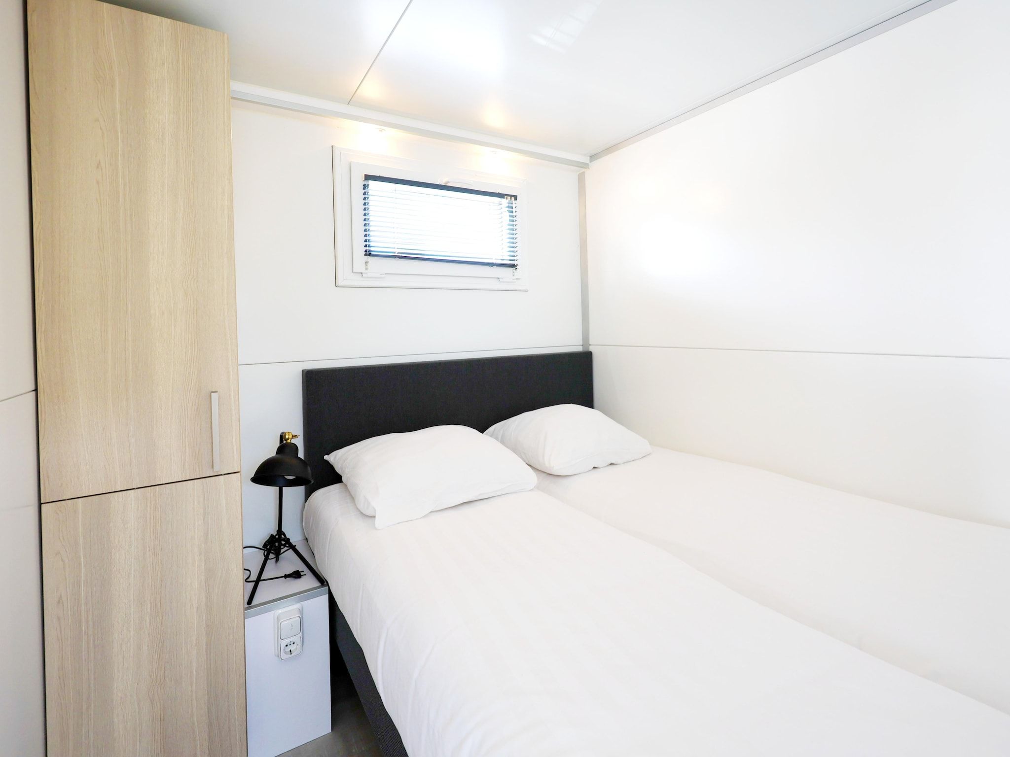 Een slaapkamer van Houseboat with roof terrace and balcony (4 pers) "De Hoop" in Amsterdam