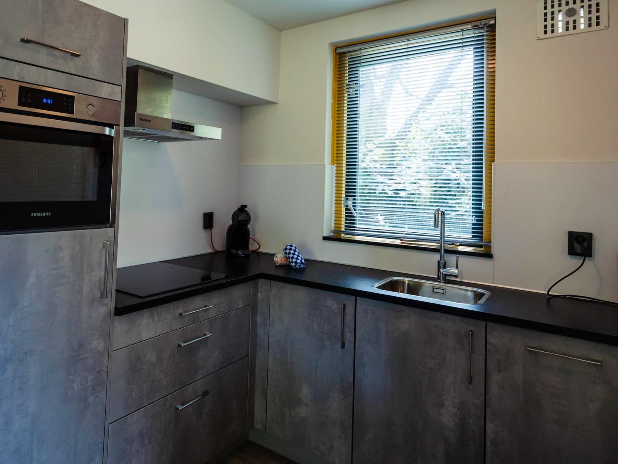 De keuken van 6 - Persons Lakeside Child-friendly Bungalow in Ewijk