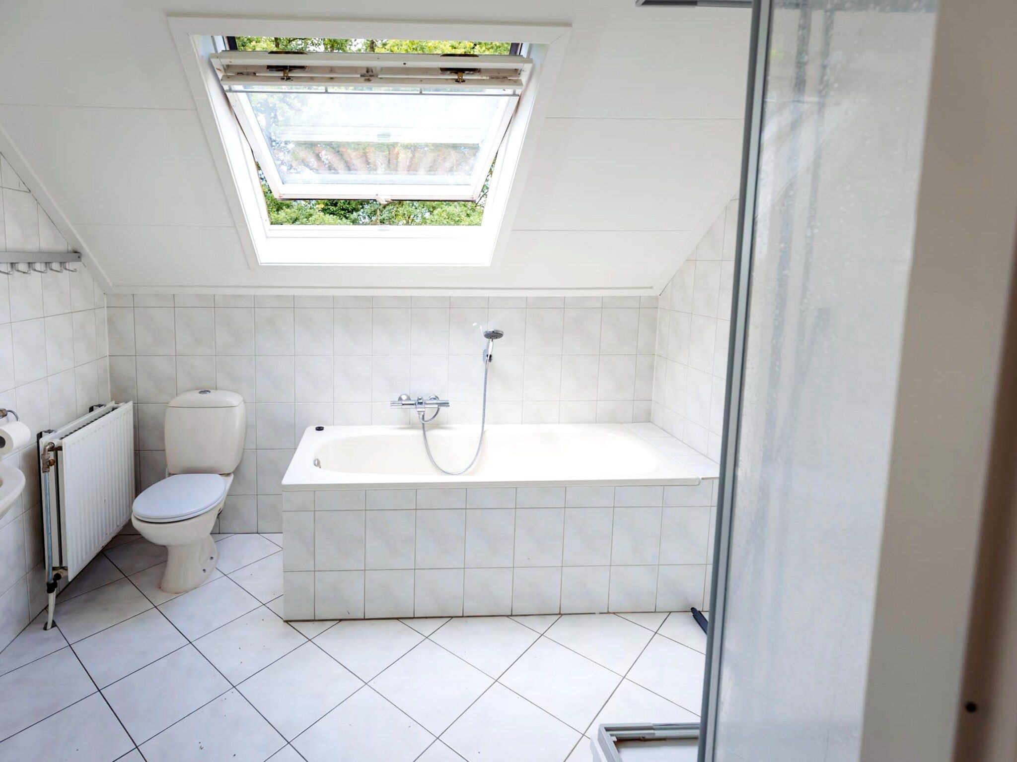 De badkamer van 8 - Persons Family bungalow in Ewijk