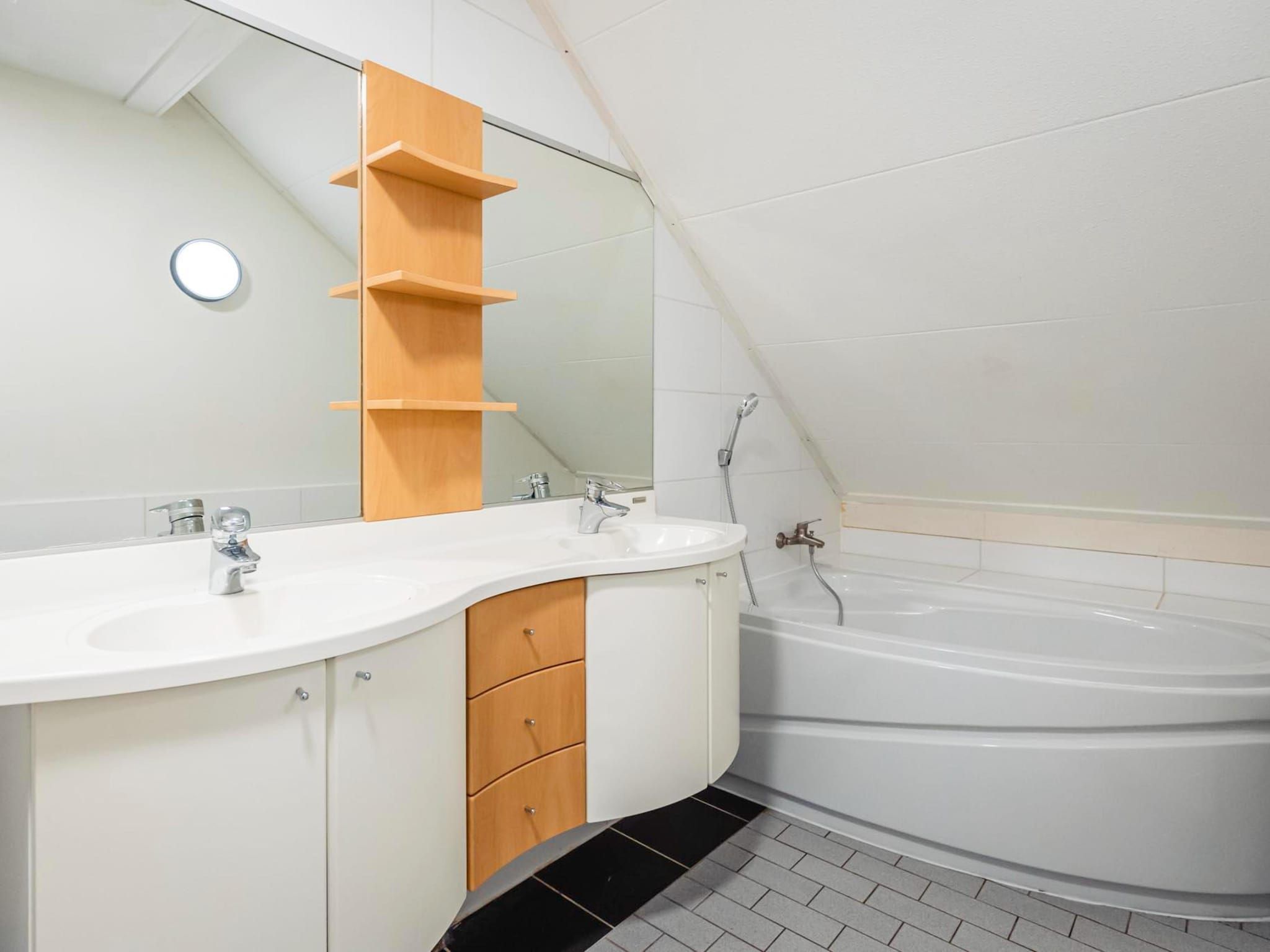 De badkamer van 16 - Persons Family bungalow in Ewijk