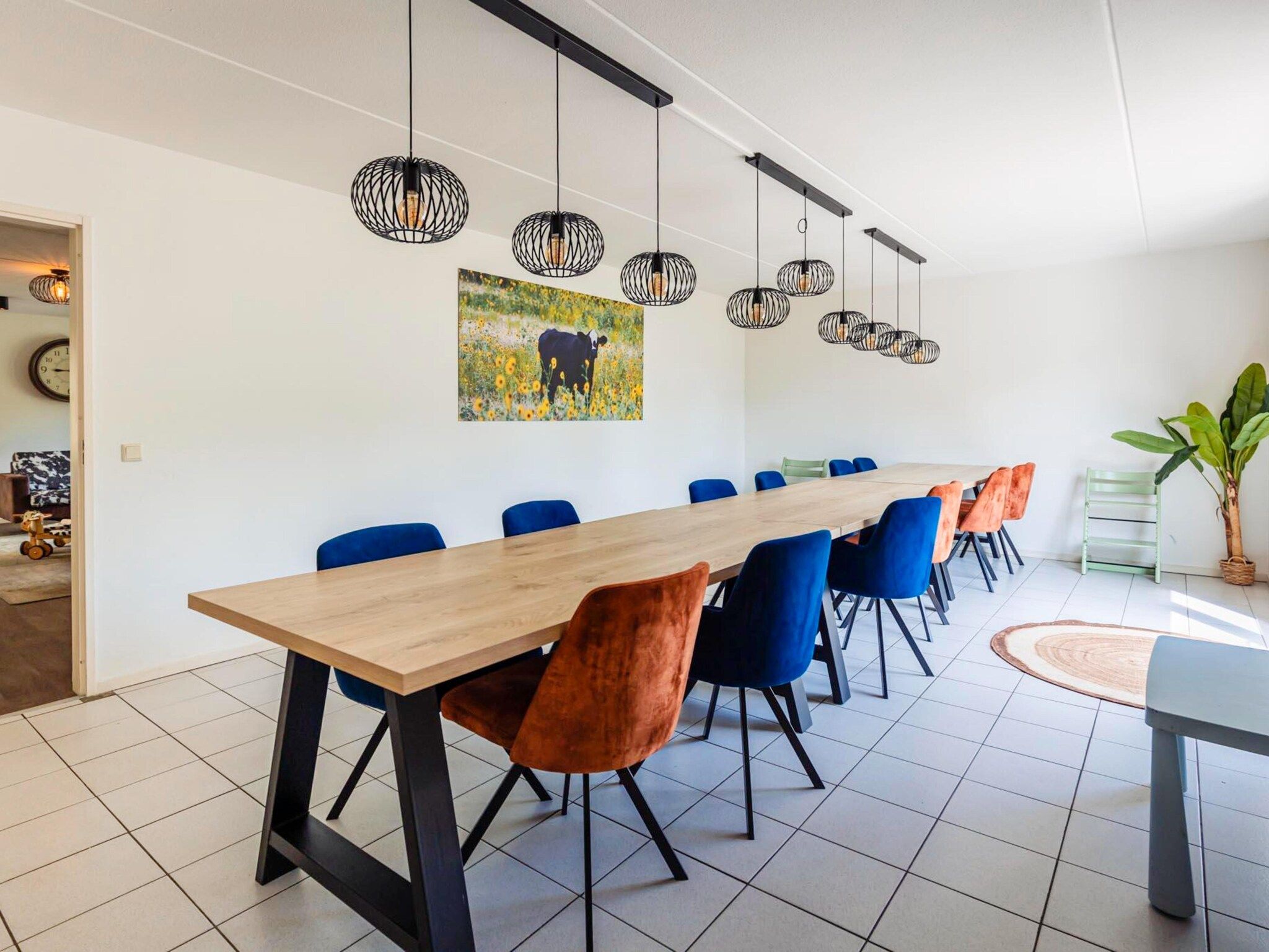 De eetkamer van 16 - Persons Family bungalow in Ewijk