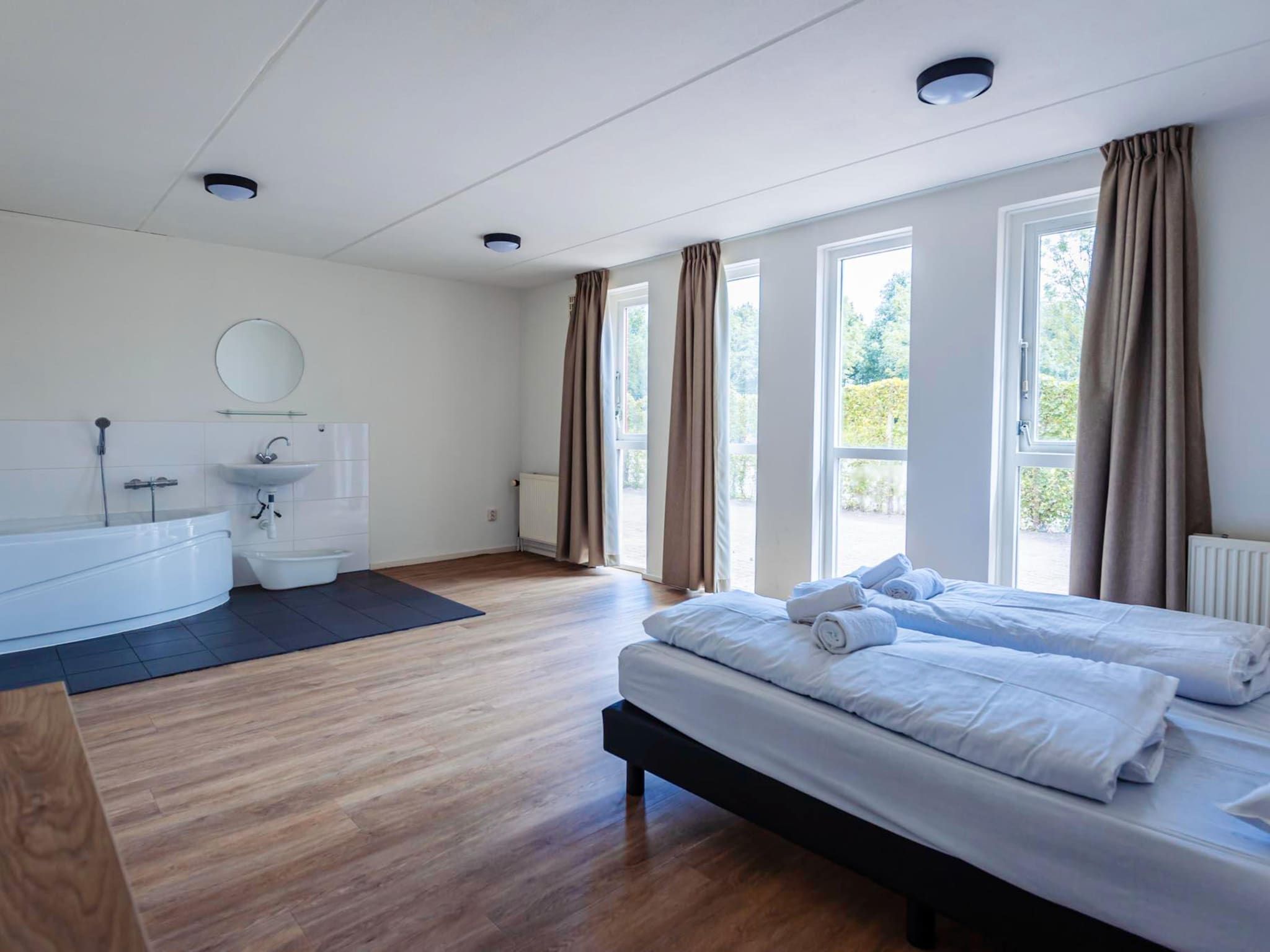 Een slaapkamer van 16 - Persons Family bungalow in Ewijk