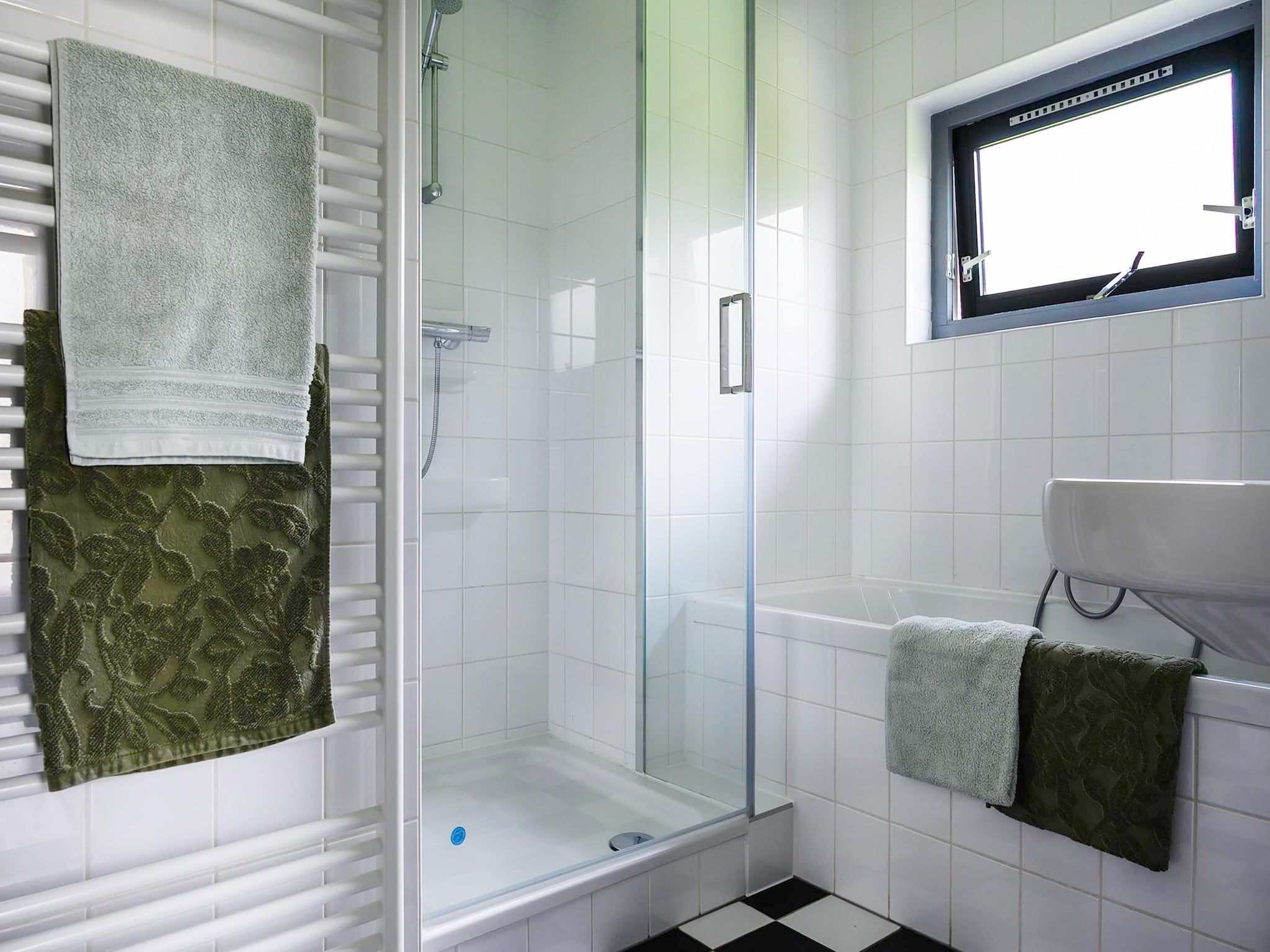 De badkamer van 6 pers. Vosseberghuis Prestige met buitenspa in Vlagtwedde
