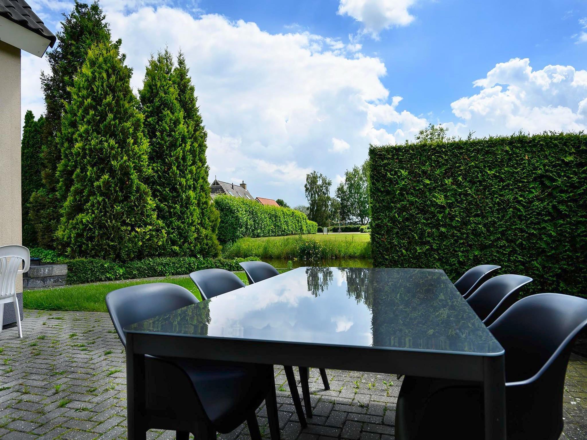 Het terras van 6 pers. Vosseberghuis Prestige met buitenspa in Vlagtwedde