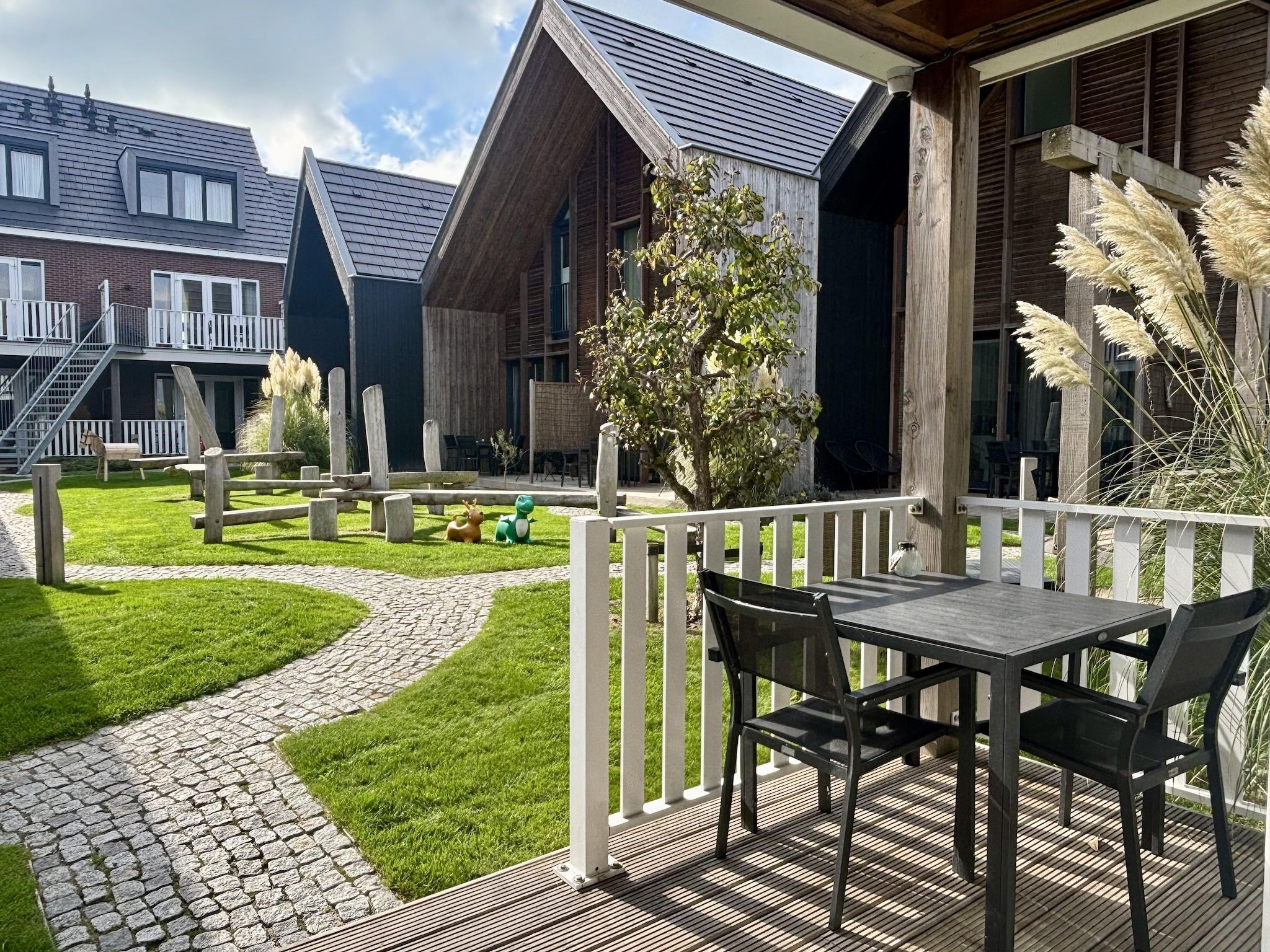 Het terras van Plein 40 Lodge 16 in Zoutelande