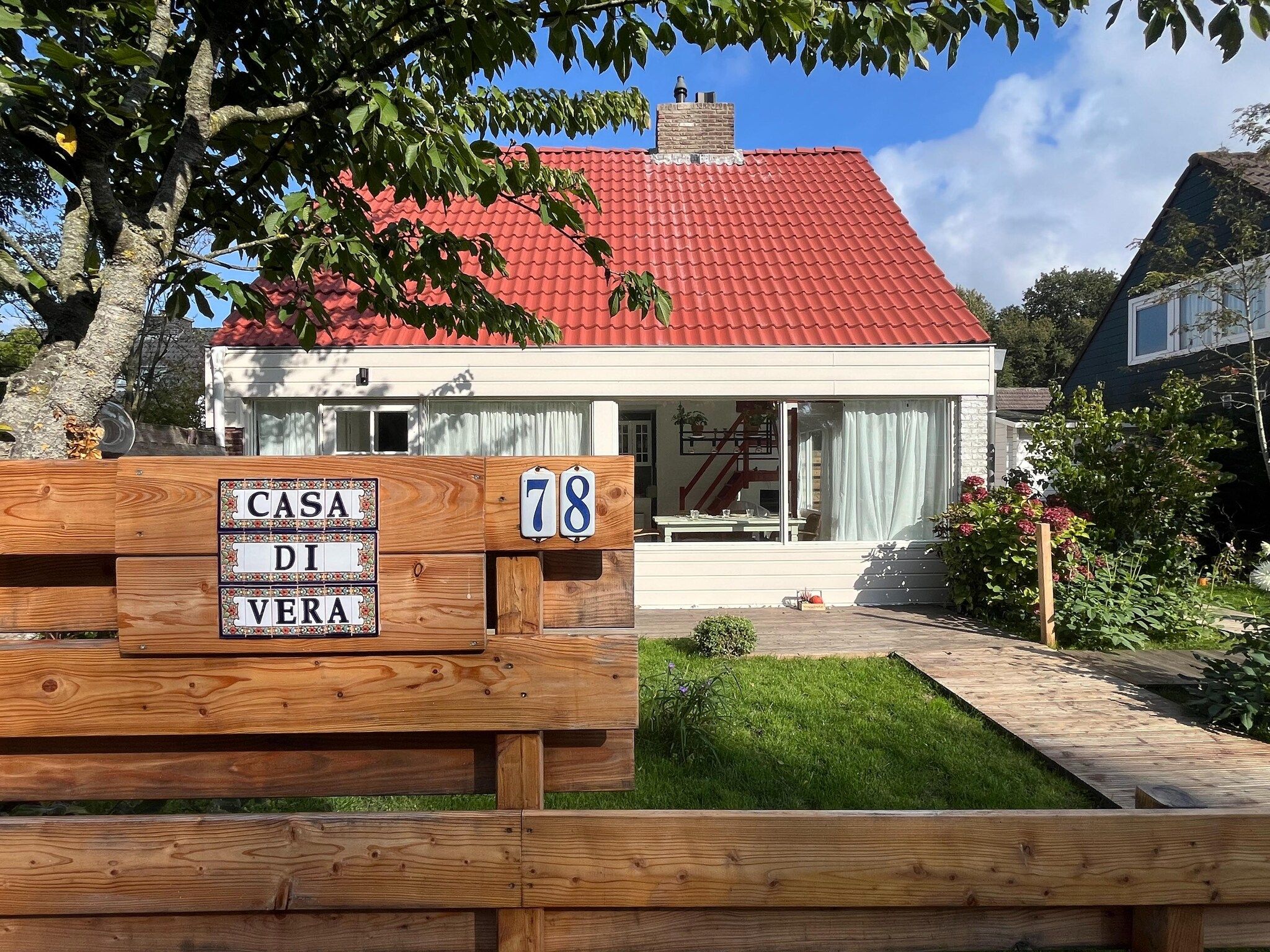 De buitenkant van Casa Divera in Noordwijkerhout