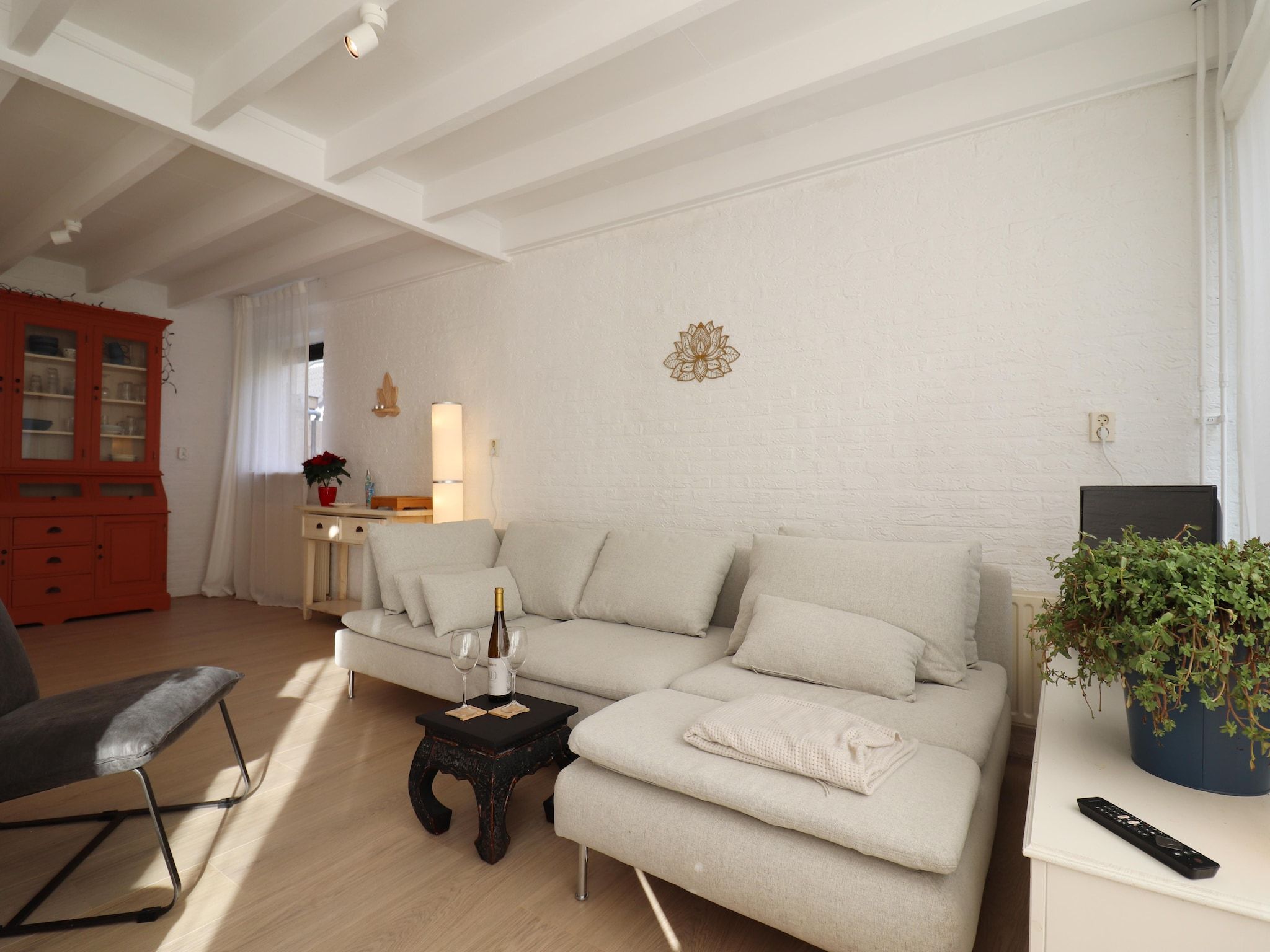 De woonkamer van Casa Divera in Noordwijkerhout