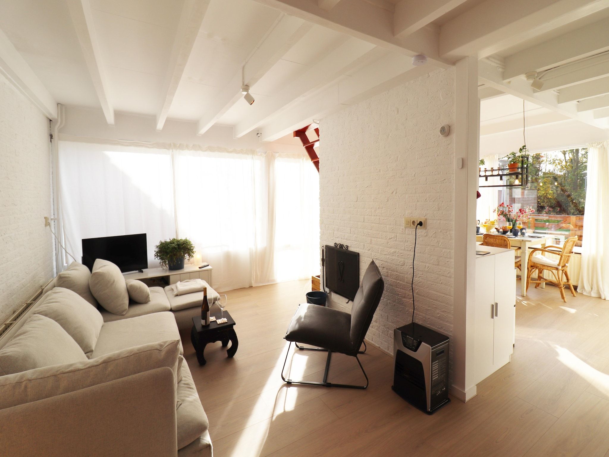 De woonkamer van Casa Divera in Noordwijkerhout