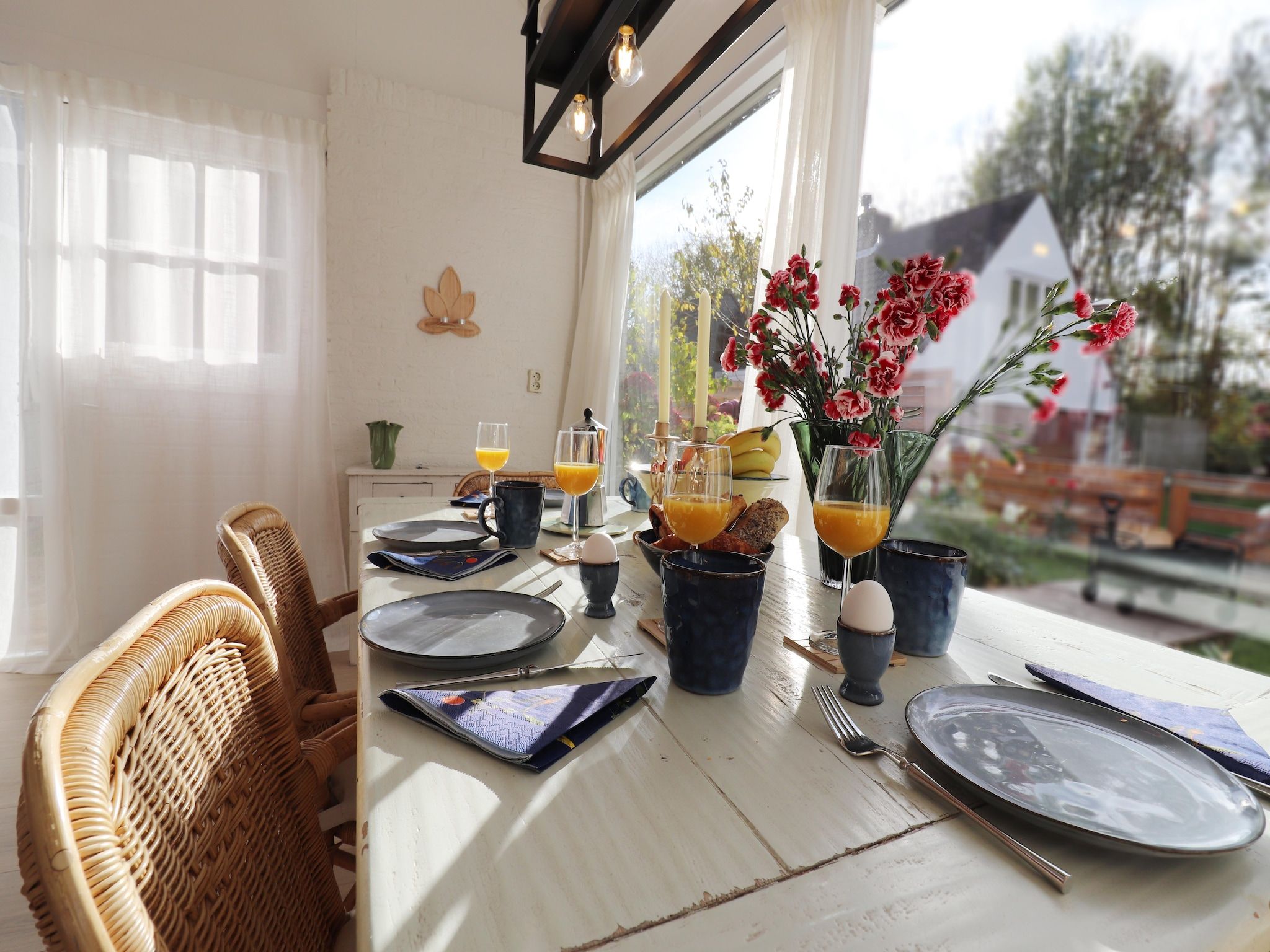 De eetkamer van Casa Divera in Noordwijkerhout