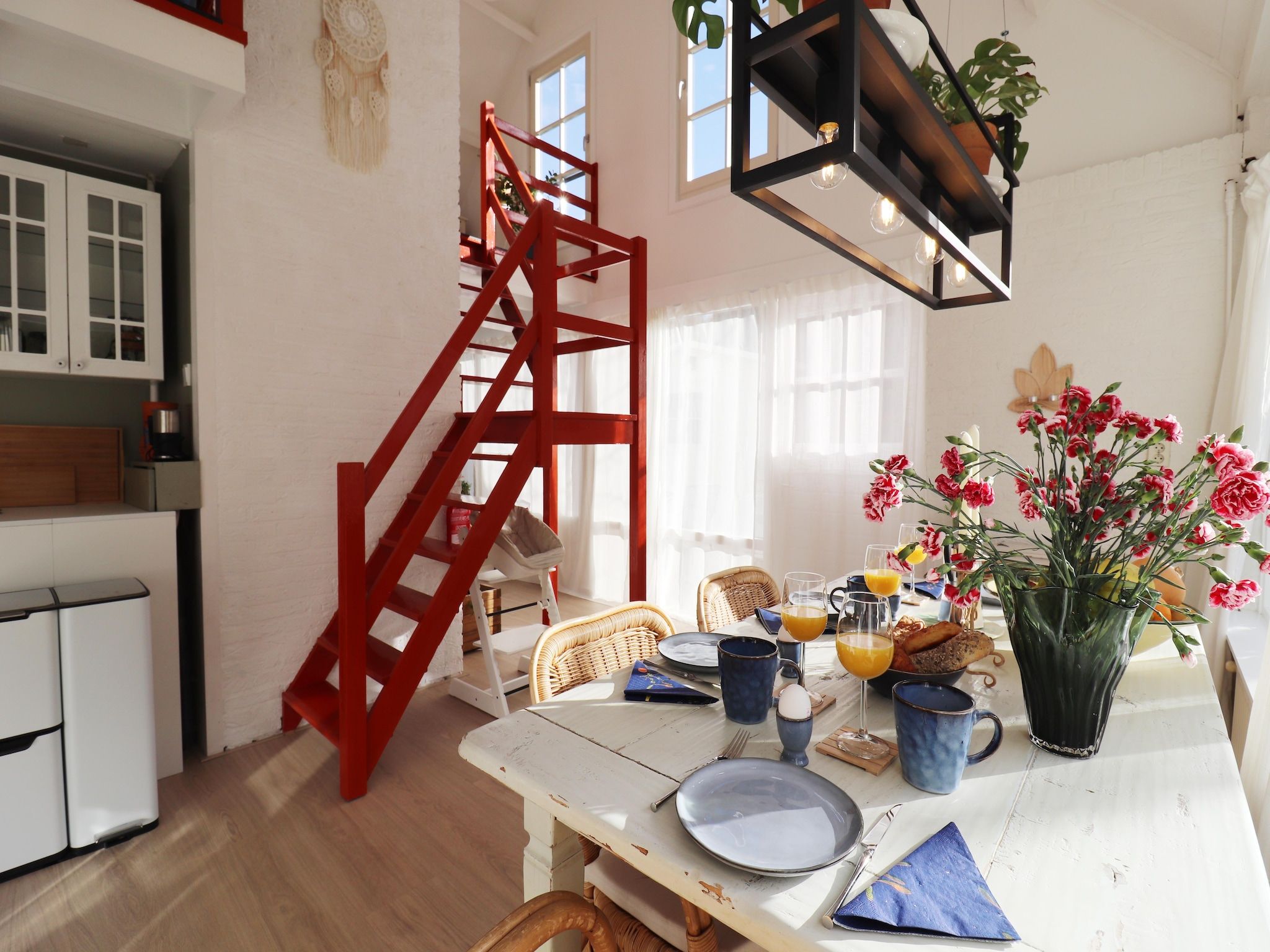 De eetkamer van Casa Divera in Noordwijkerhout