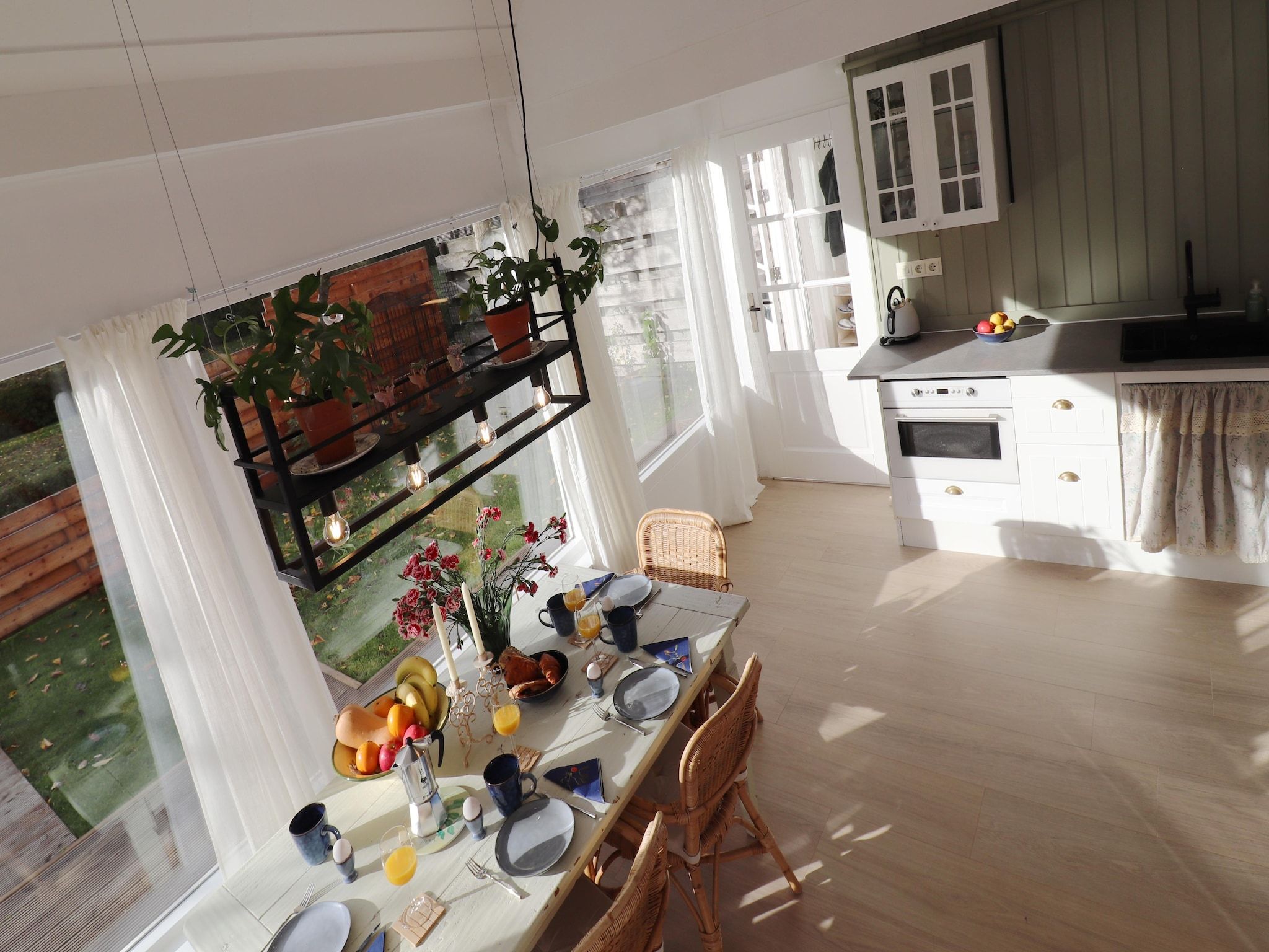 De eetkamer van Casa Divera in Noordwijkerhout