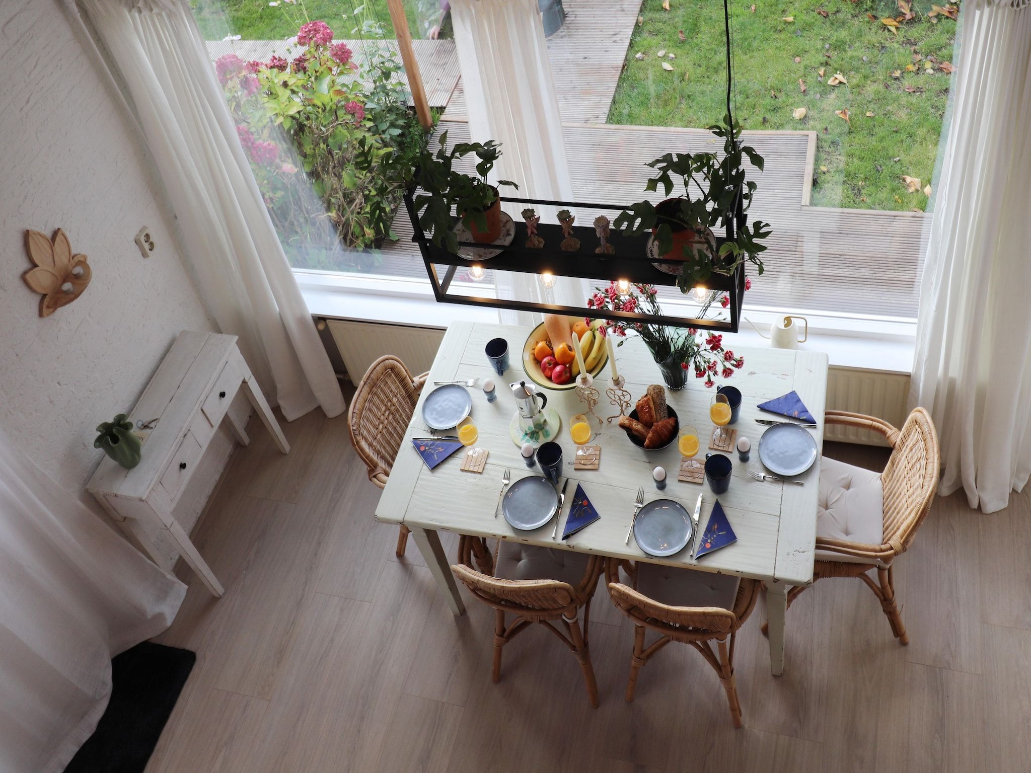 De eetkamer van Casa Divera in Noordwijkerhout