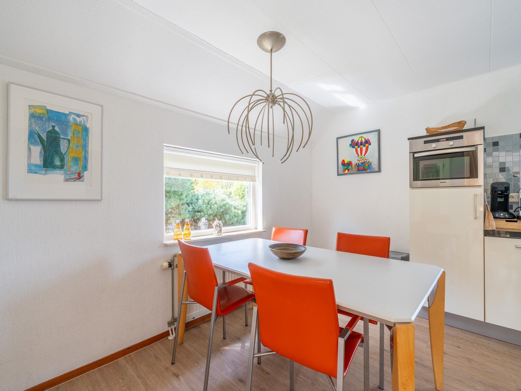 De eetkamer van Kamperfoelie 61 in De Koog