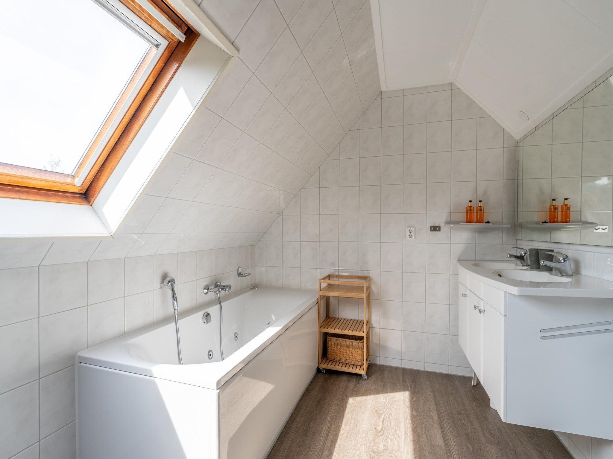 De badkamer van Kamperfoelie 61 in De Koog