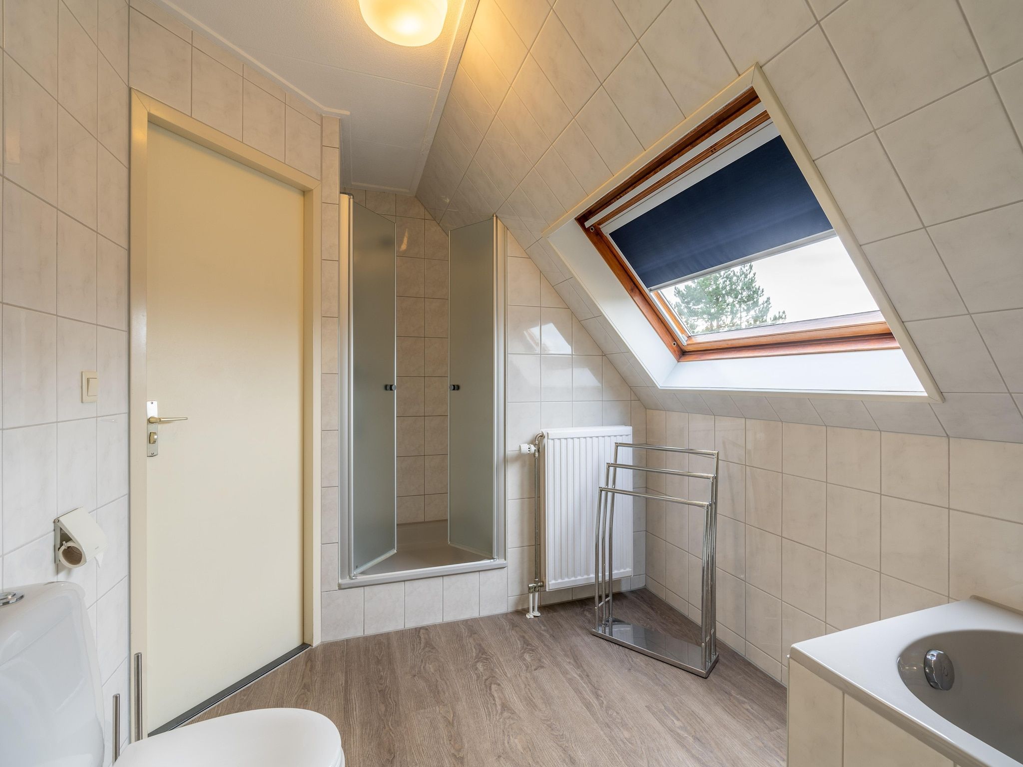 De badkamer van Kamperfoelie 61 in De Koog