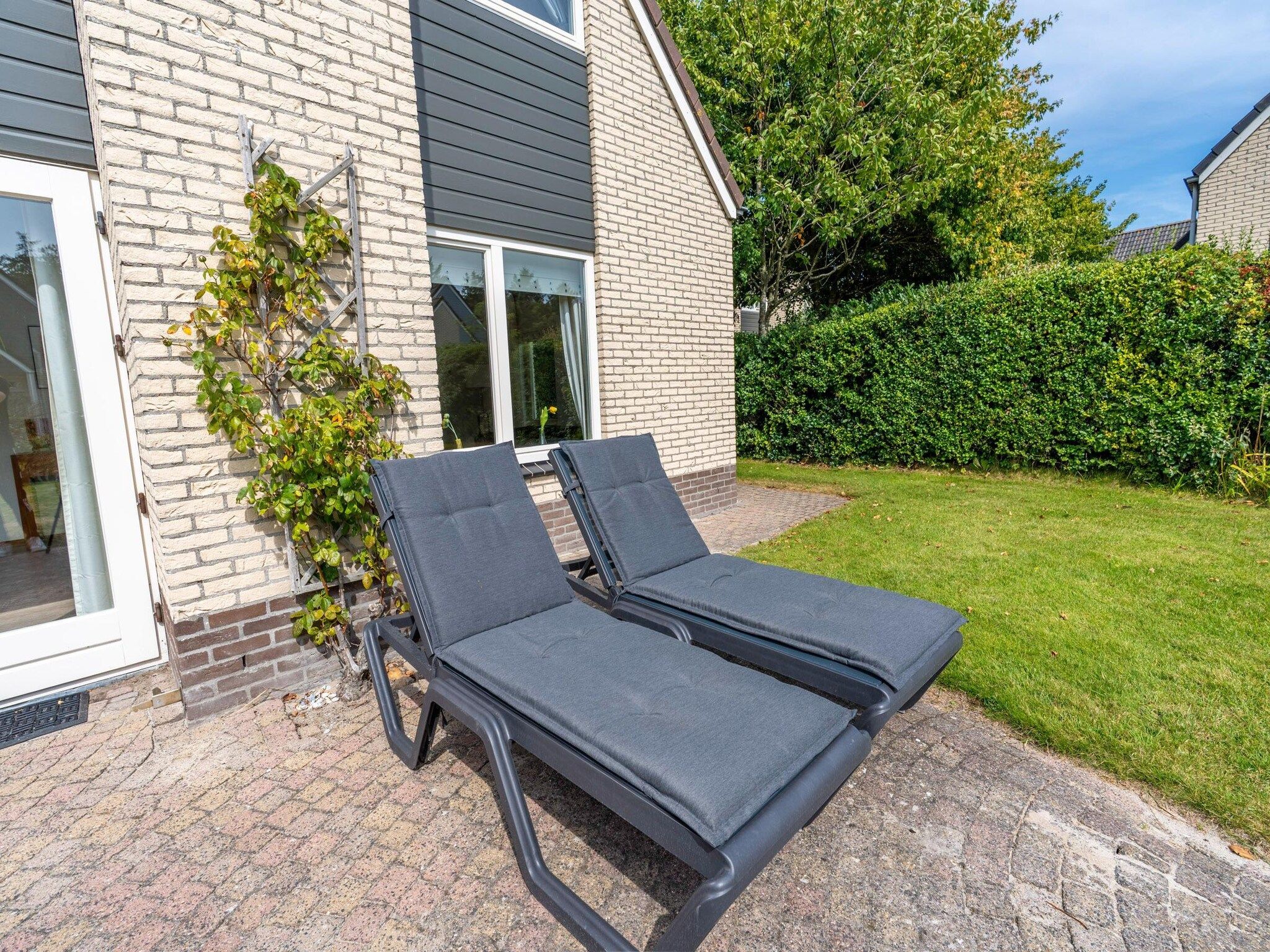 De tuin van Kamperfoelie 61 in De Koog