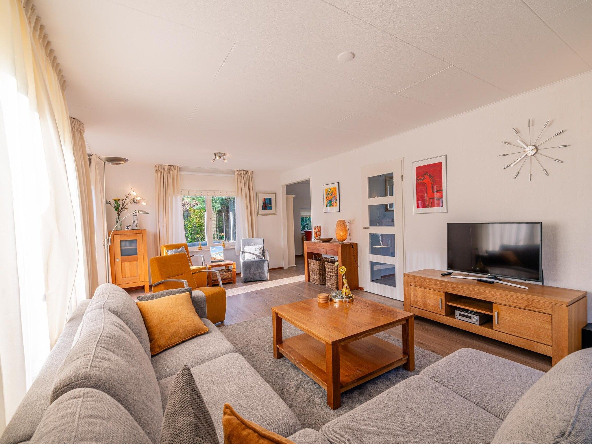 De woonkamer van Kamperfoelie 61 in De Koog