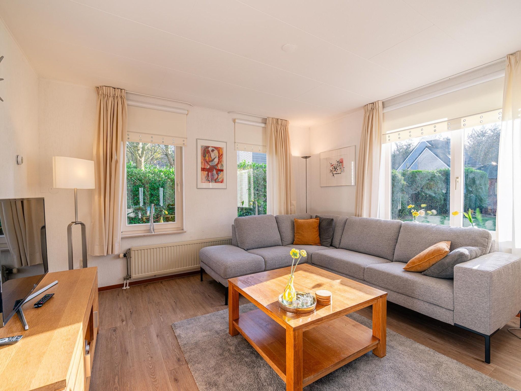 De woonkamer van Kamperfoelie 61 in De Koog