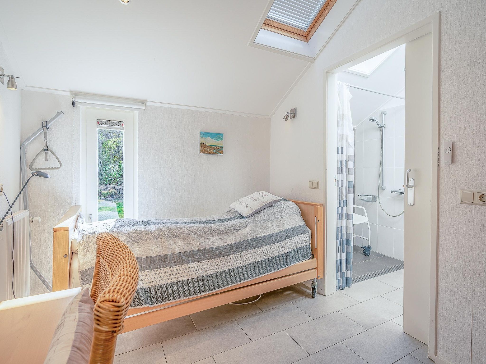 Een slaapkamer van Kamperfoelie 83 in De Koog