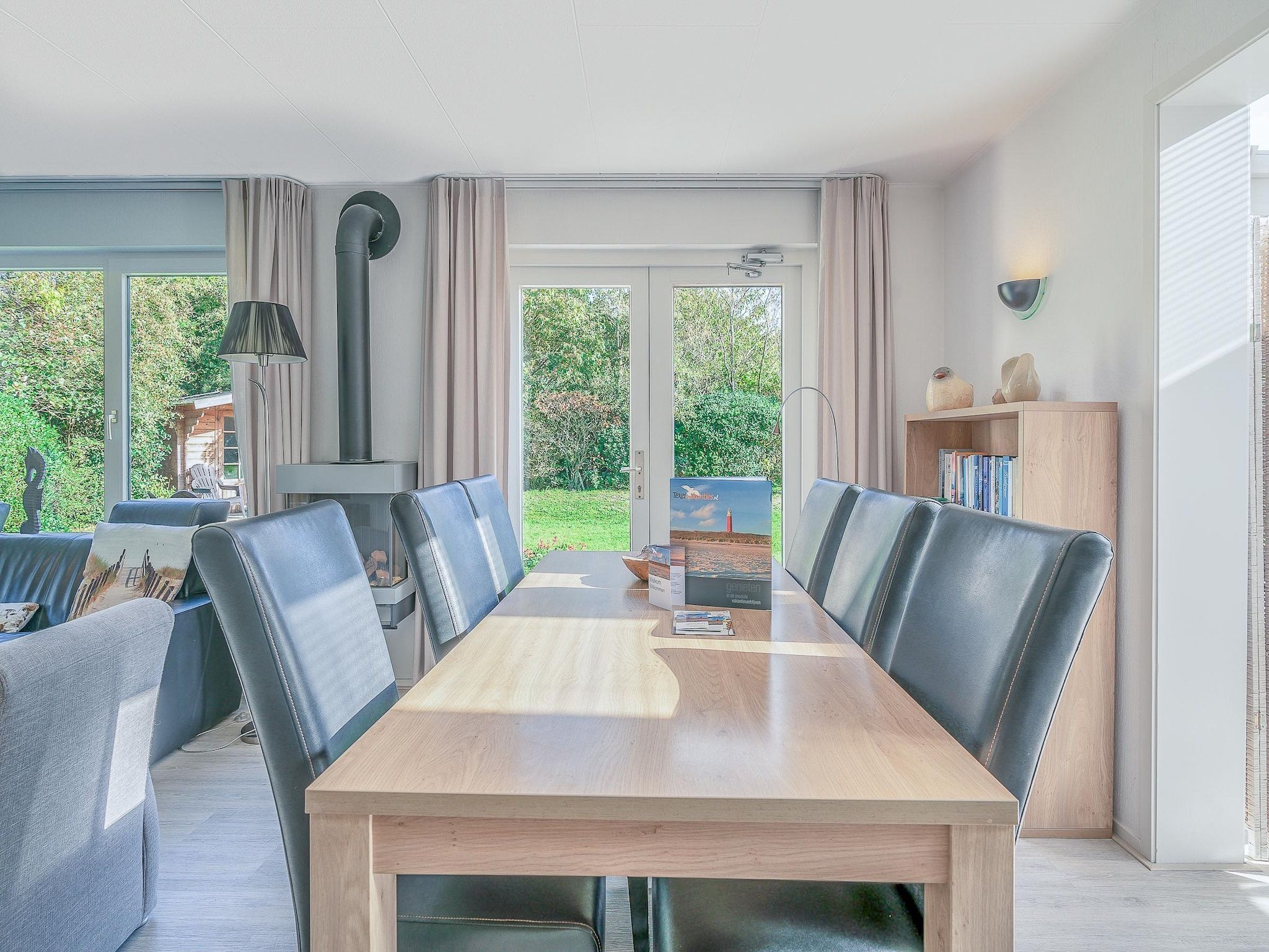 De woonkamer van Kamperfoelie 83 in De Koog