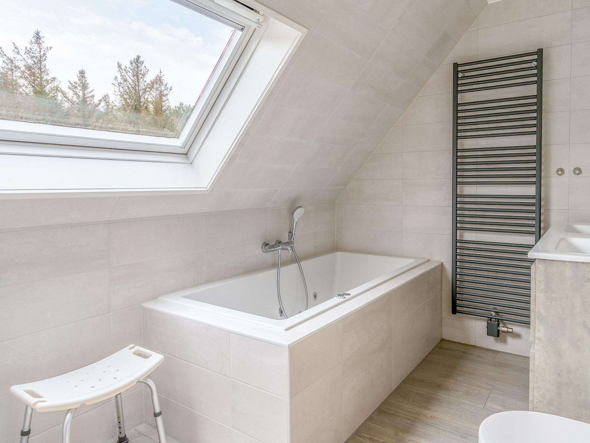 De badkamer van Kamperfoelie 83 in De Koog