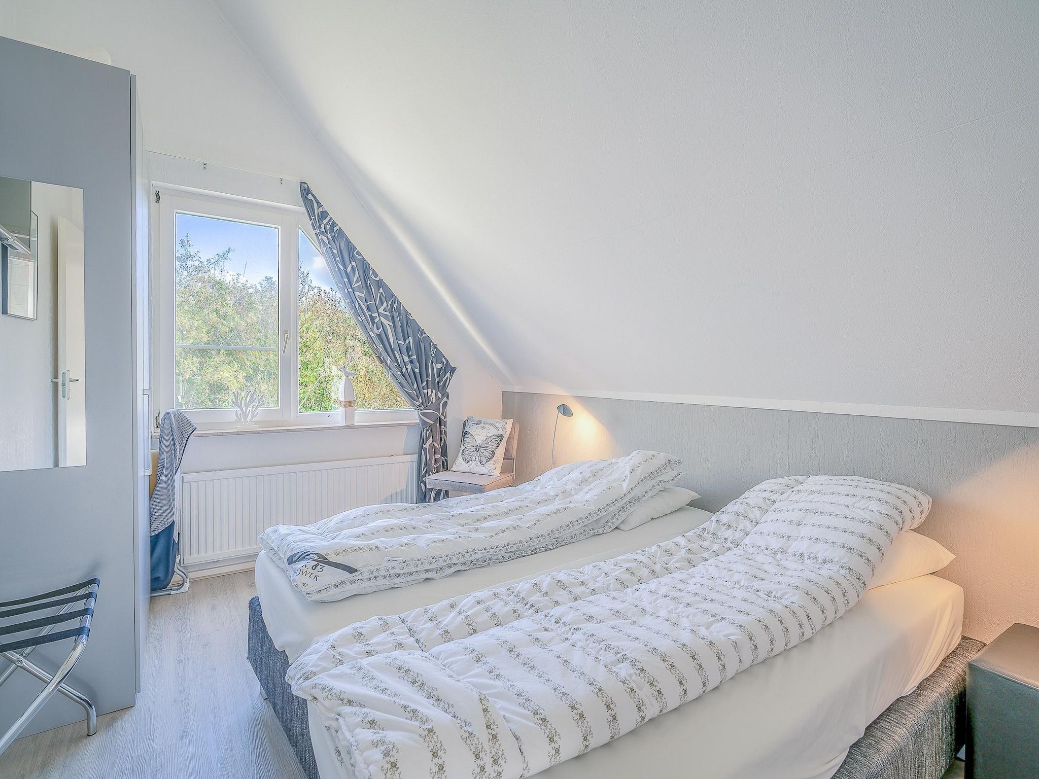 Een slaapkamer van Kamperfoelie 83 in De Koog