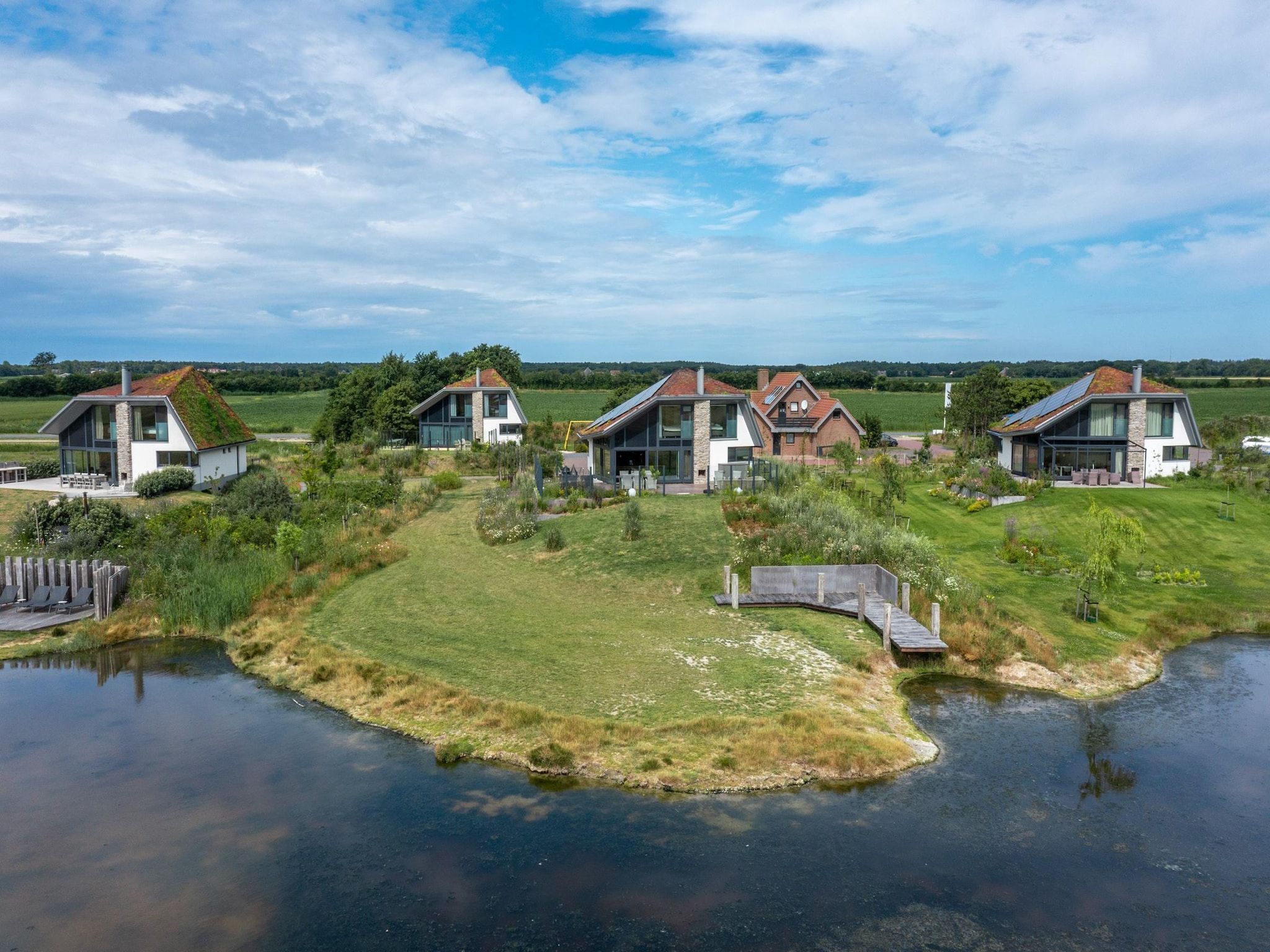 De buitenkant van Waalerburght 18 in De Waal