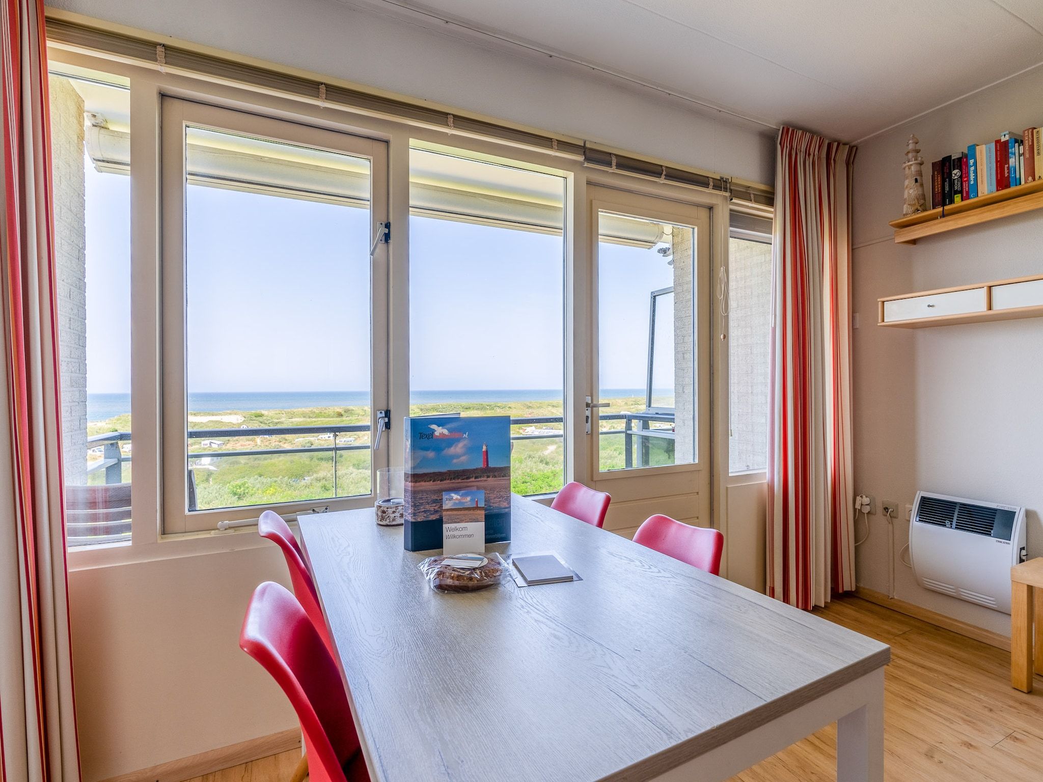 De eetkamer van Juliana 110 in De Koog