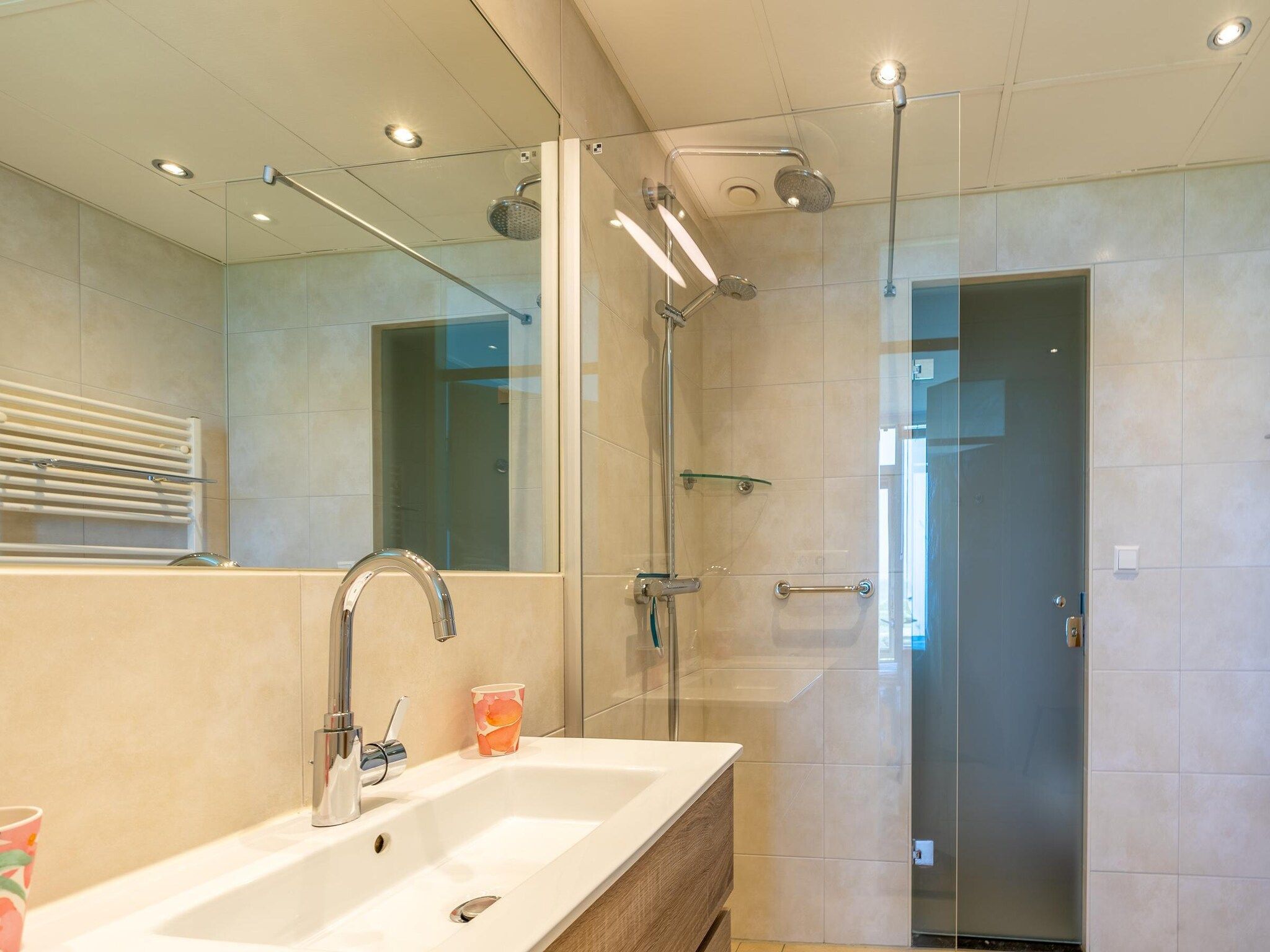 De badkamer van Juliana 110 in De Koog