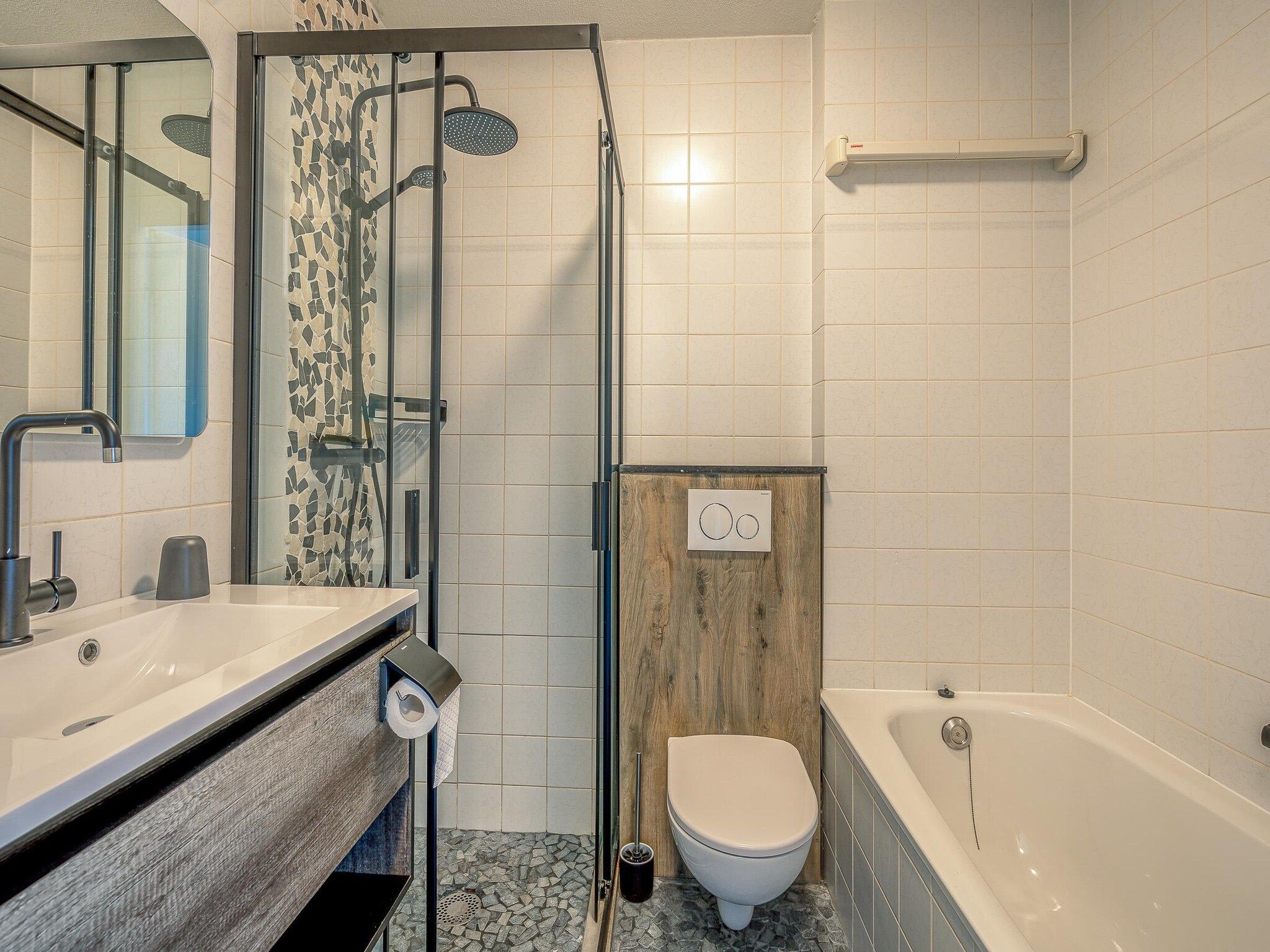 De badkamer van Zeedistel 20 in De Koog