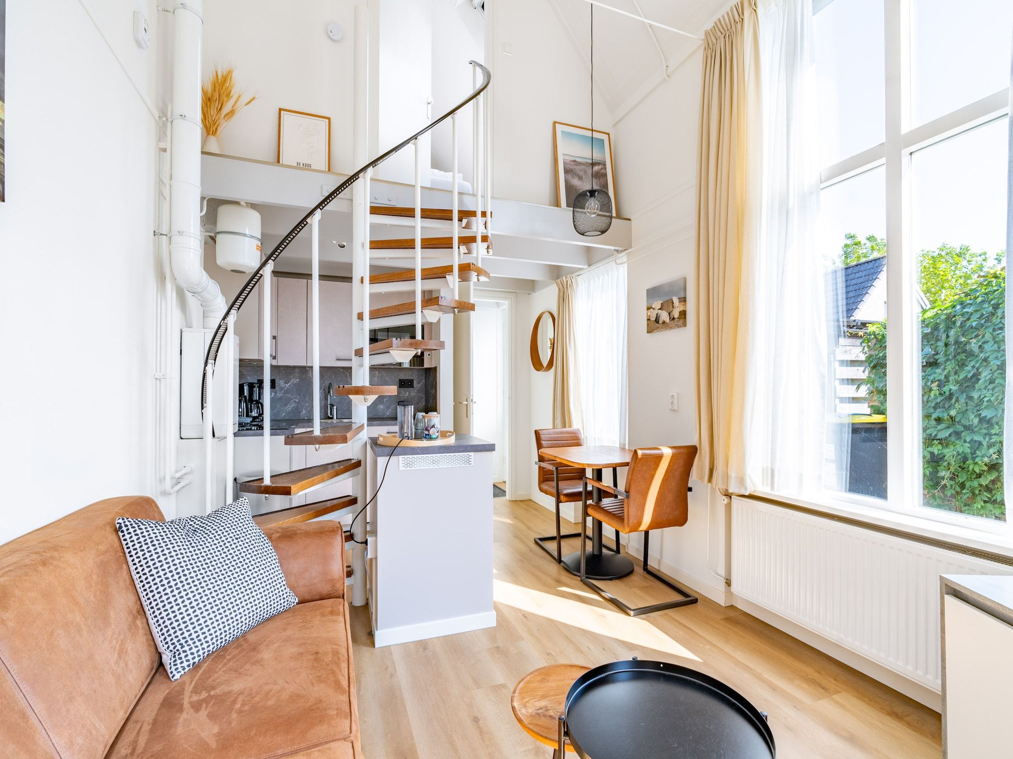 De woonkamer van Plevierstraat 3A in De Koog