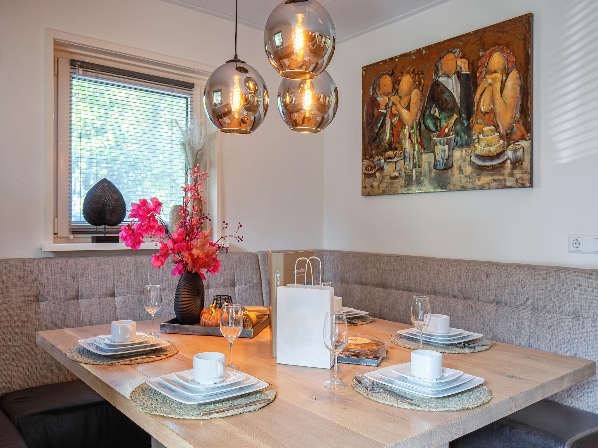 De eetkamer van De Witte Parel in Den Burg