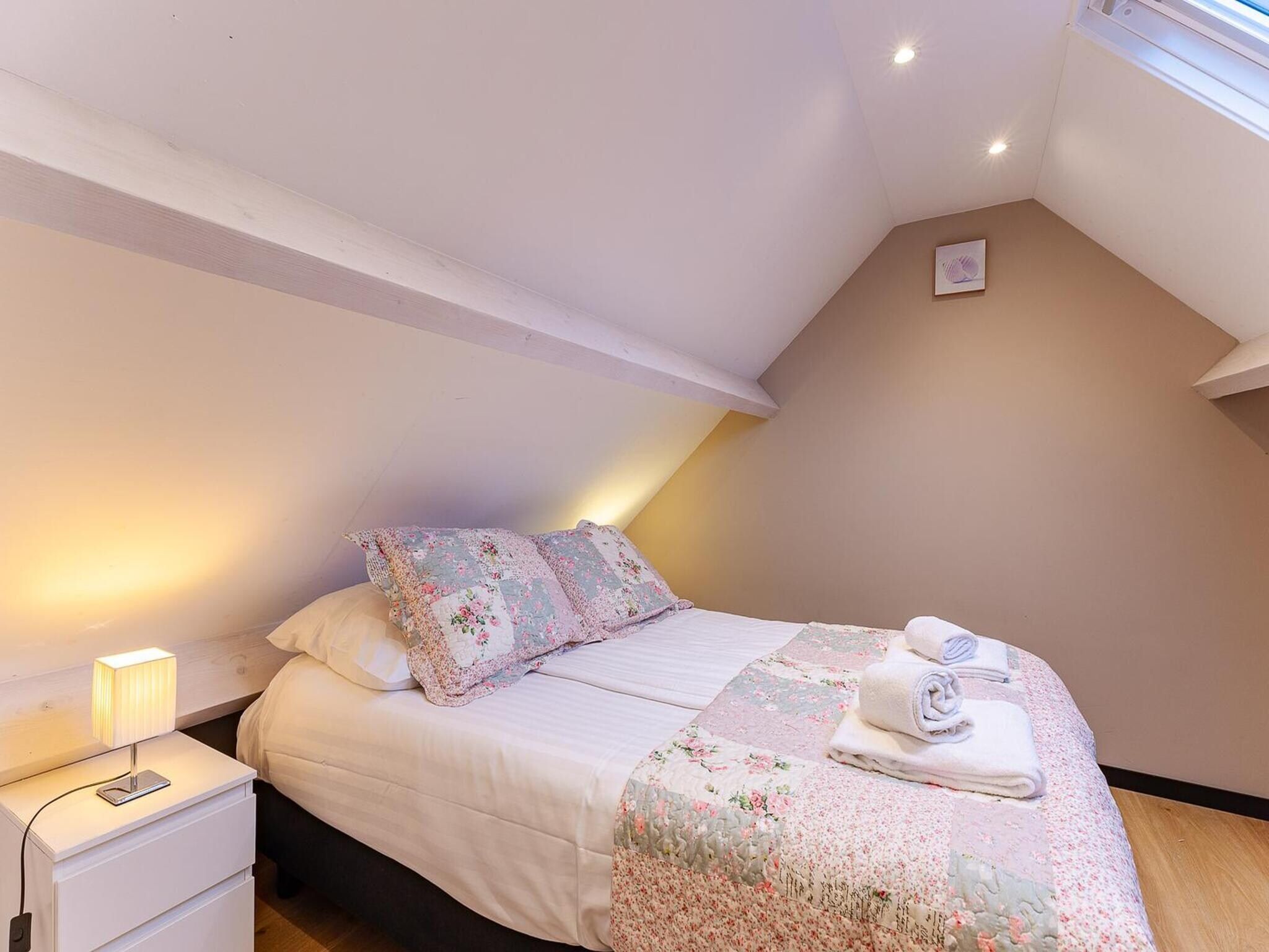 Een slaapkamer van Holiday home - Schoolstraat 6a | Vrouwenpolder in Vrouwenpolder