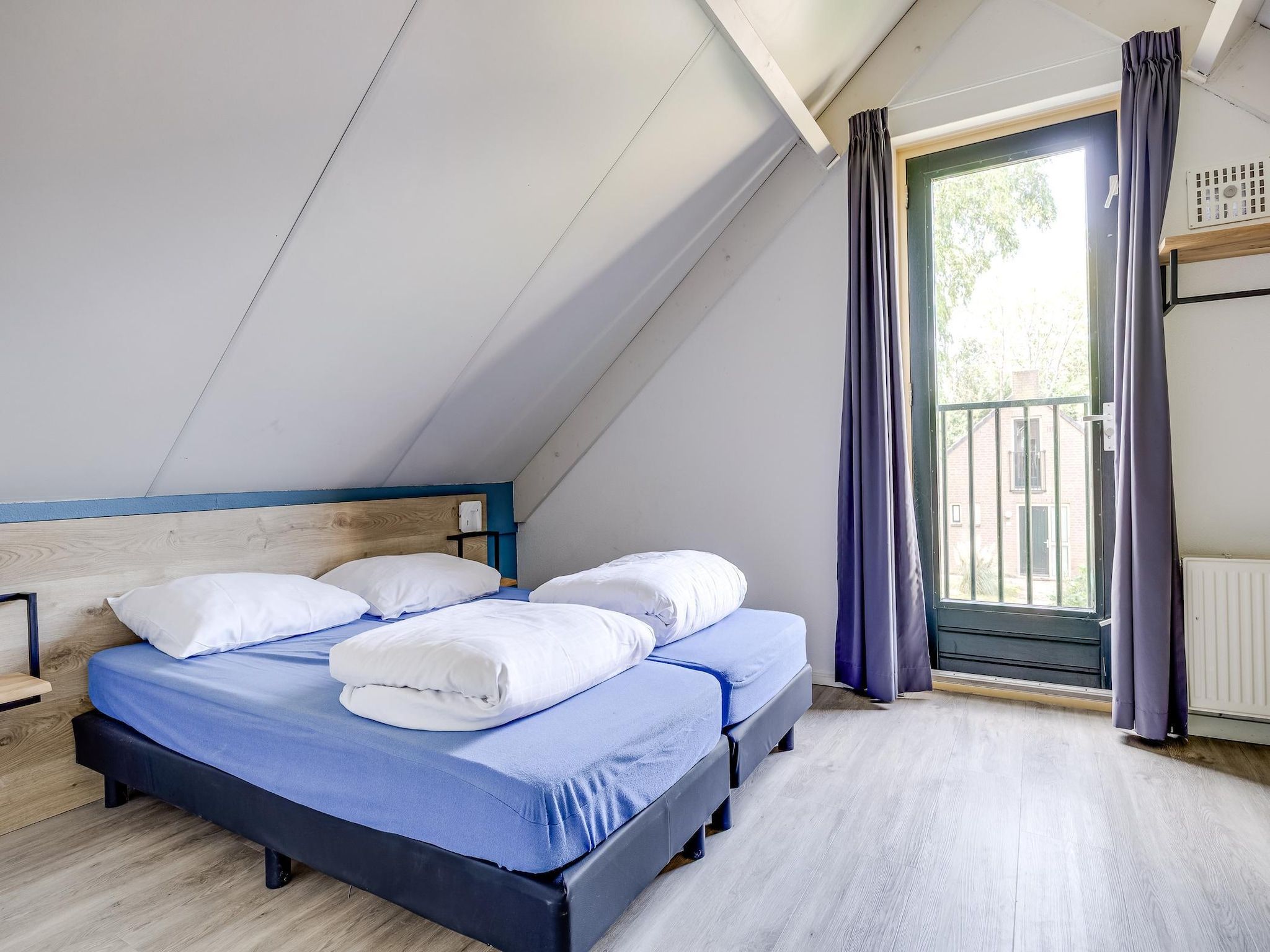 Een slaapkamer van 7 - Persoons Forest 217 Sauna Bungalow (copy) in Ewijk
