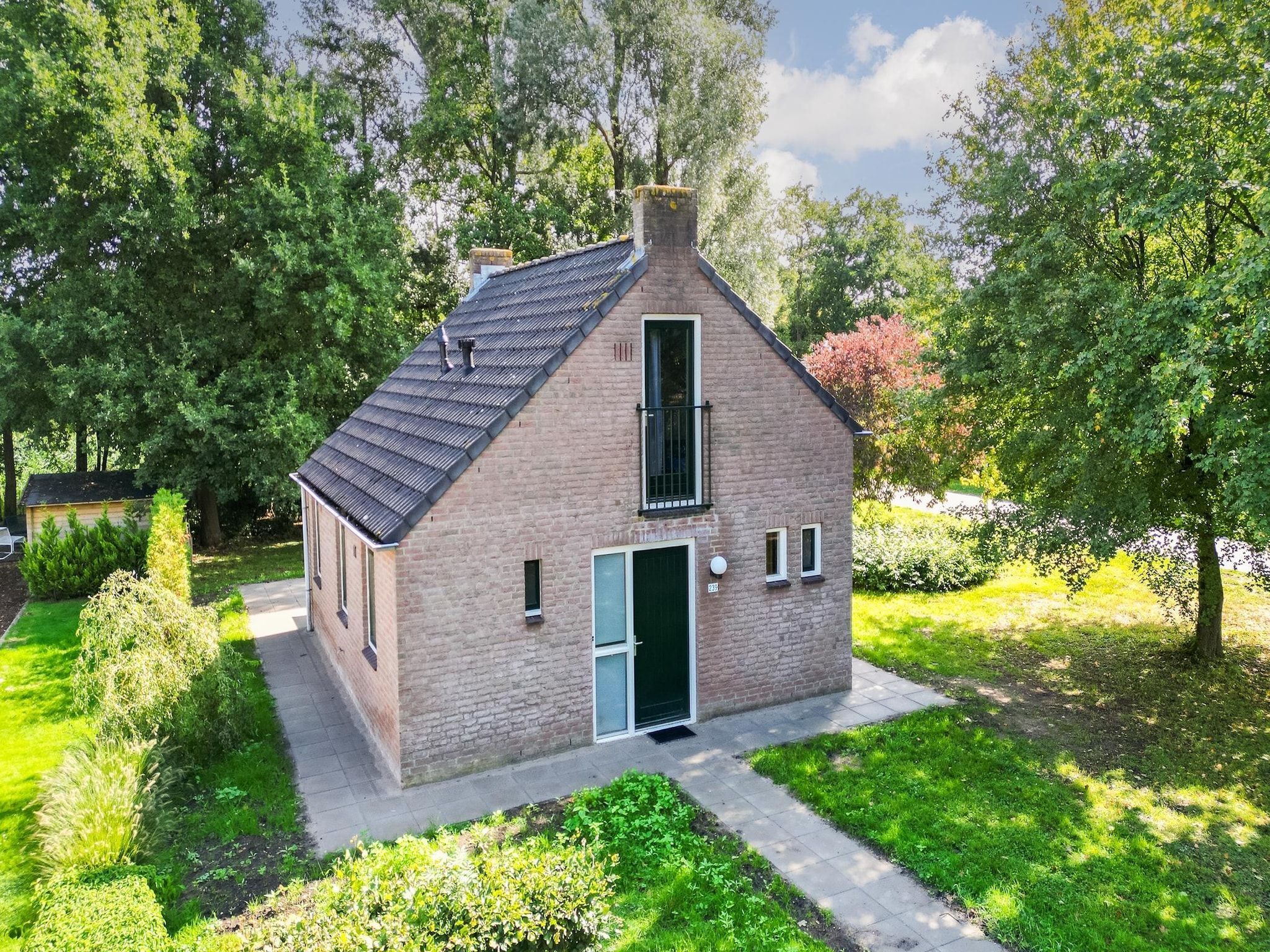 De buitenkant van 7 - Persoons Forest 217 Sauna Bungalow (copy) in Ewijk