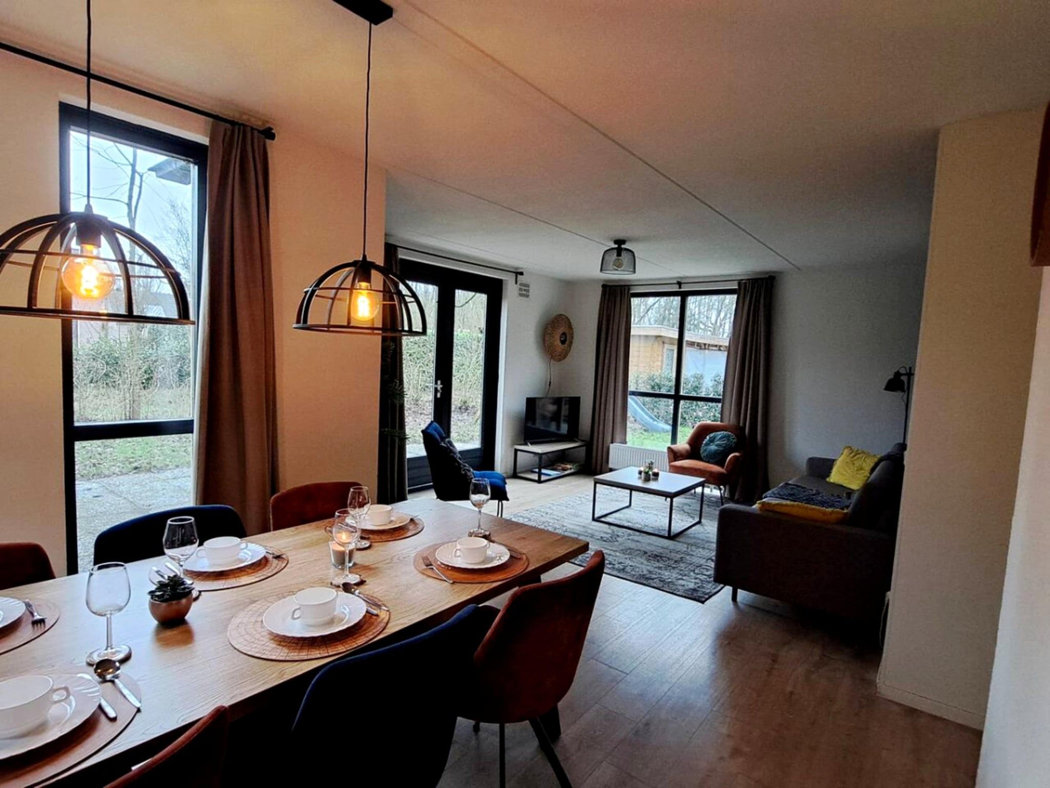De eetkamer van 7 - Persoons Forest 217 Sauna Bungalow (copy) (copy) (copy) in Ewijk