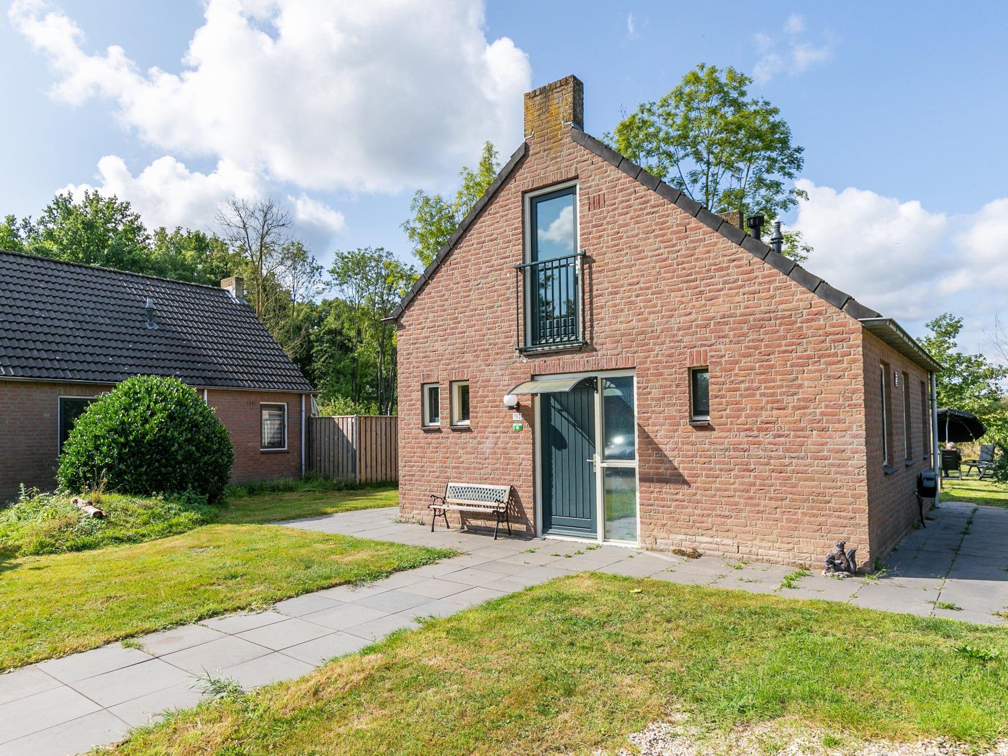 De buitenkant van 7 - Persoons Forest 217 Sauna Bungalow (copy) (copy) (copy) in Ewijk