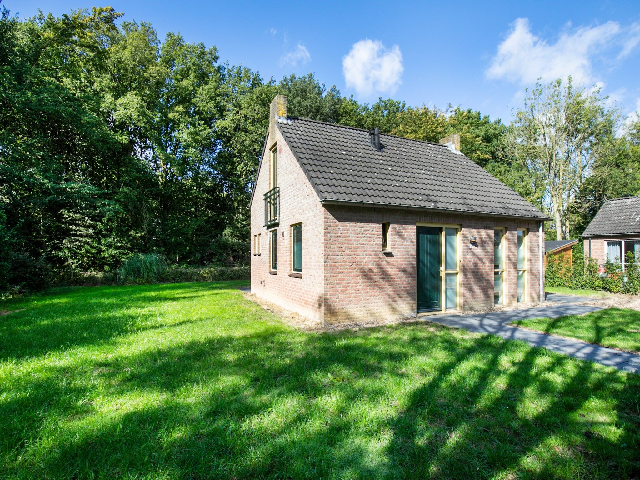 De buitenkant van 7 - Persoons Forest 217 Sauna Bungalow (copy) (copy) (copy) in Ewijk