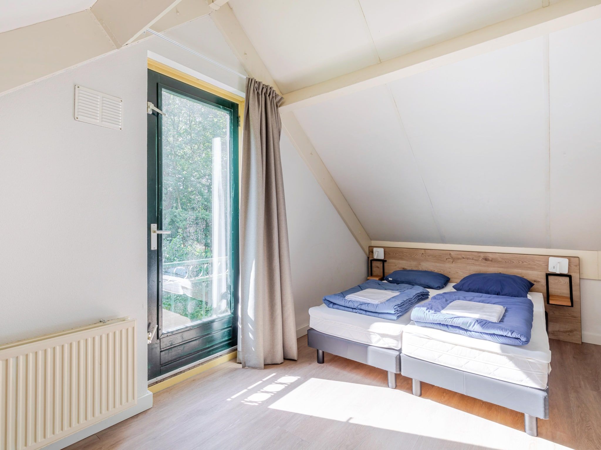 Een slaapkamer van 7 - Persoons Forest 217 Sauna Bungalow (copy) (copy) (copy) in Ewijk