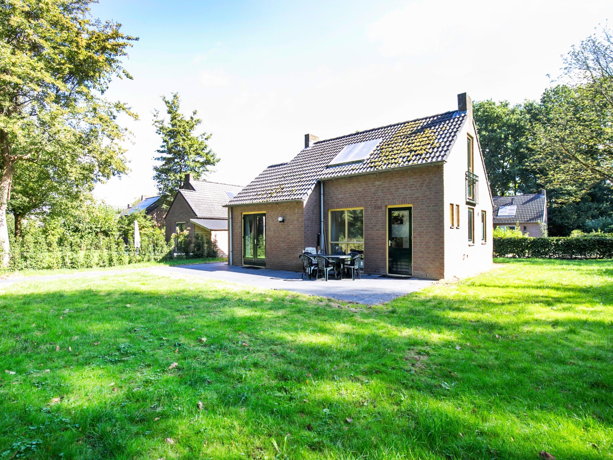 Het terras van 7 - Persoons Forest 217 Sauna Bungalow (copy) (copy) (copy) in Ewijk