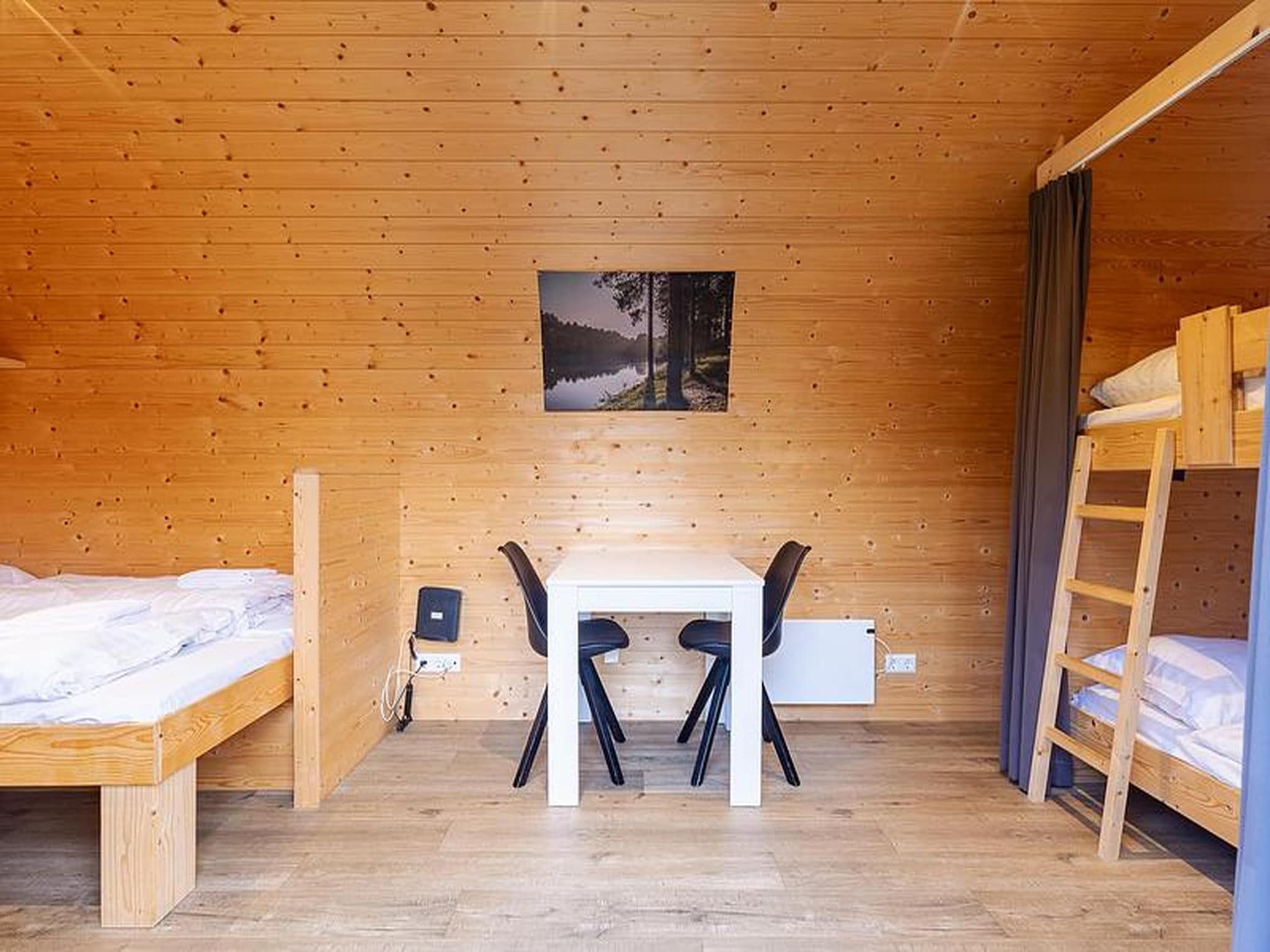 De eetkamer van Duinhoeve Duinlodges 4pers (huisdiervriendelijk) in Burgh-Haamstede