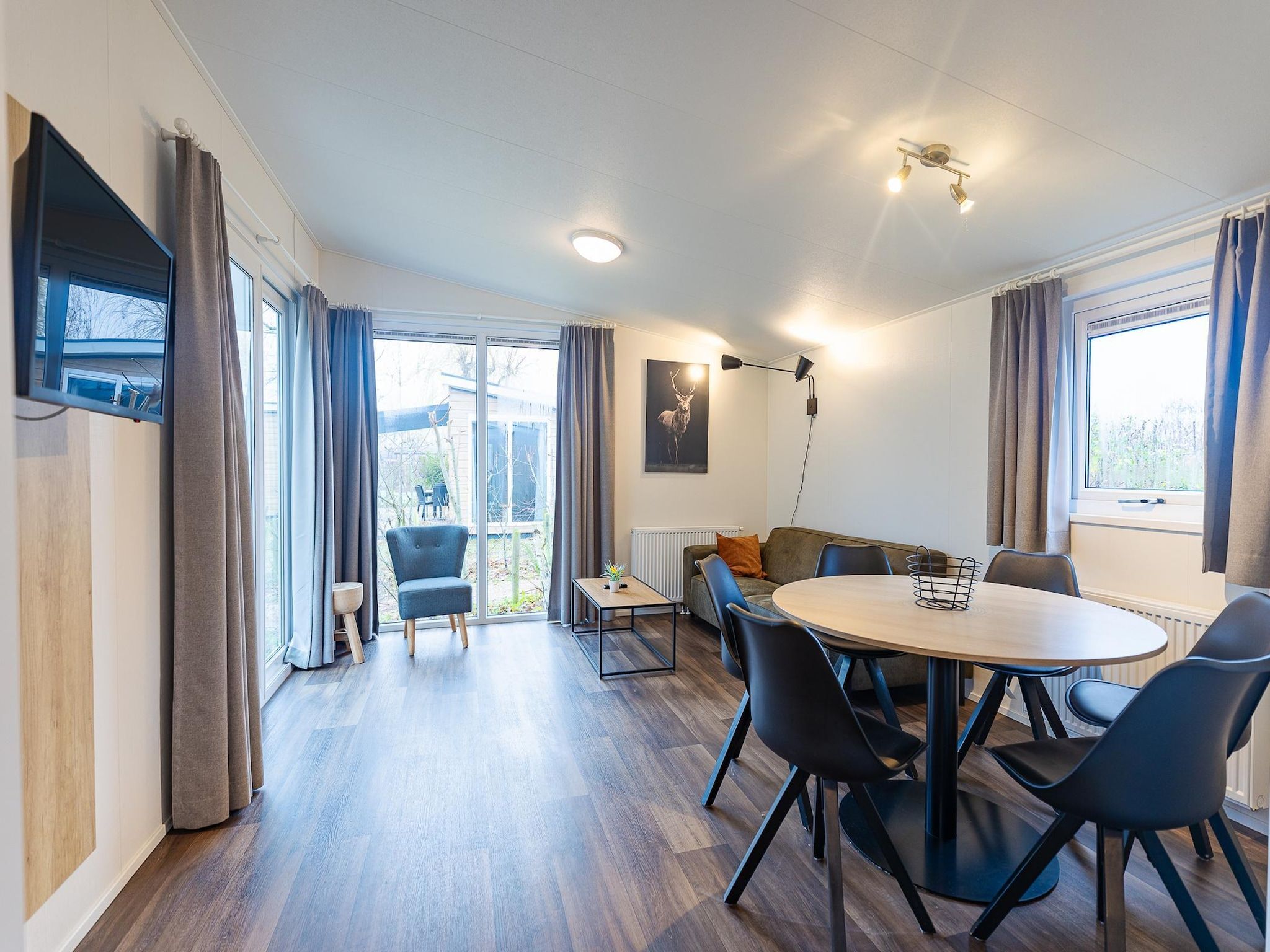 De eetkamer van Duinhoeve Chalet Zeeland (huisdier toegestaan) in Burgh-Haamstede