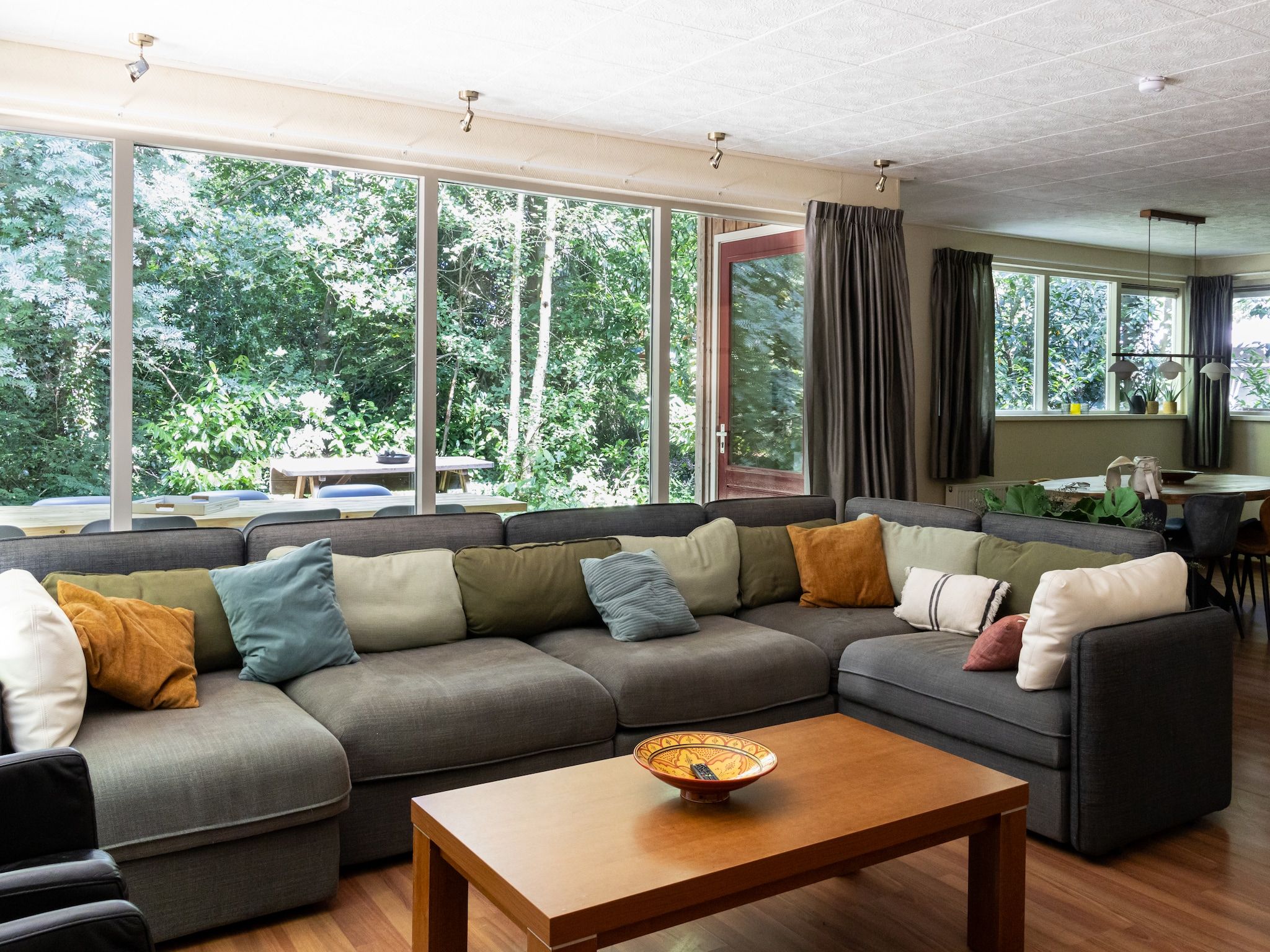 De woonkamer van Huis in de Bossen in Een