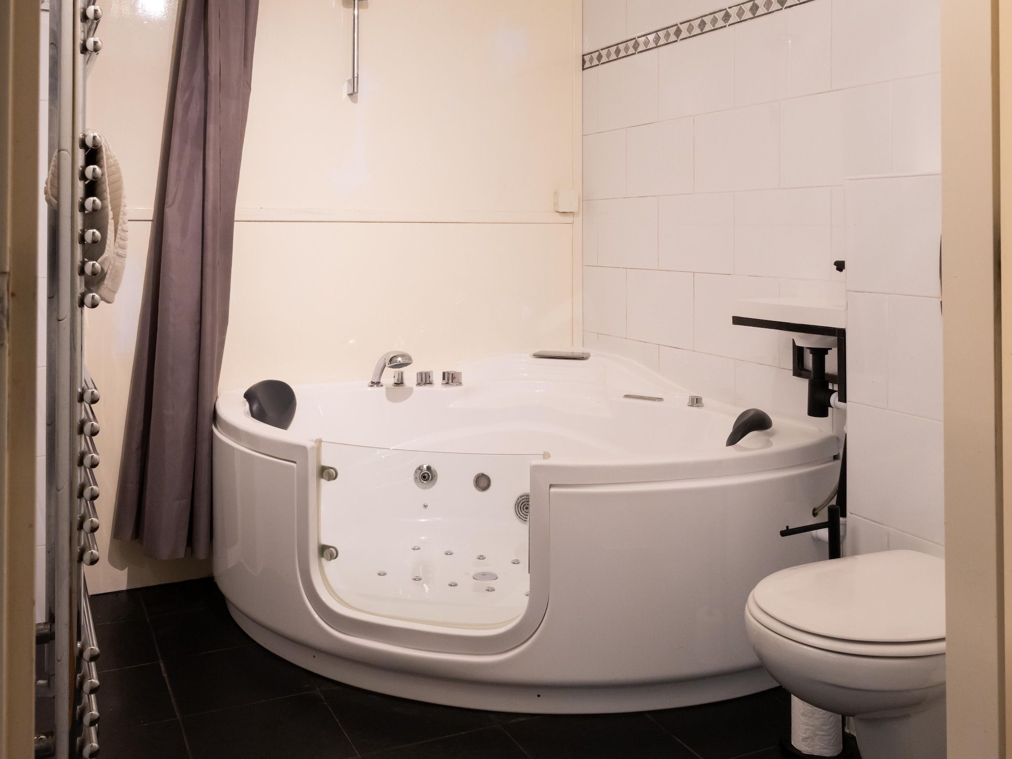 De badkamer van Huis in de Bossen in Een