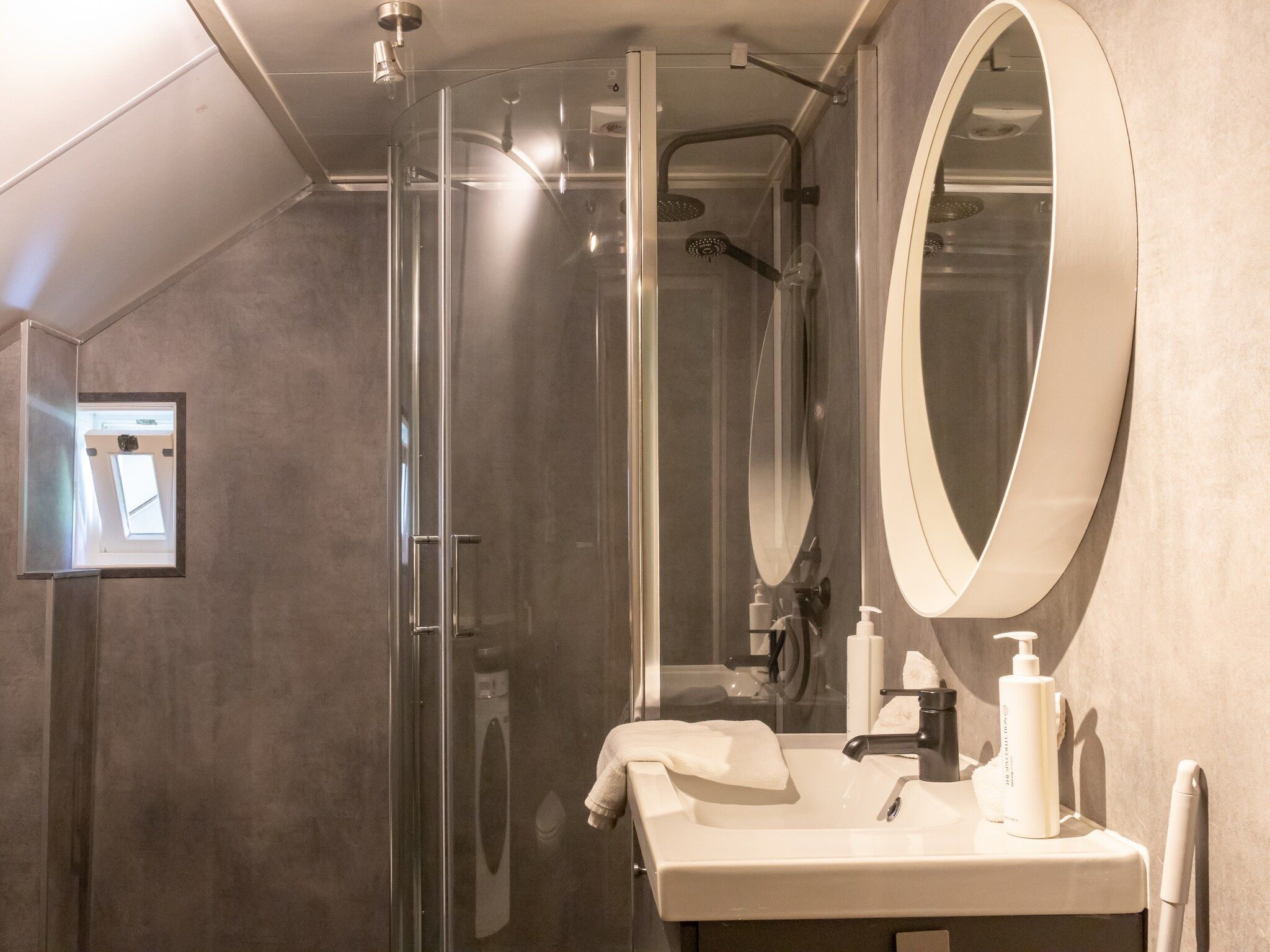 De badkamer van Huis in de Bossen in Een