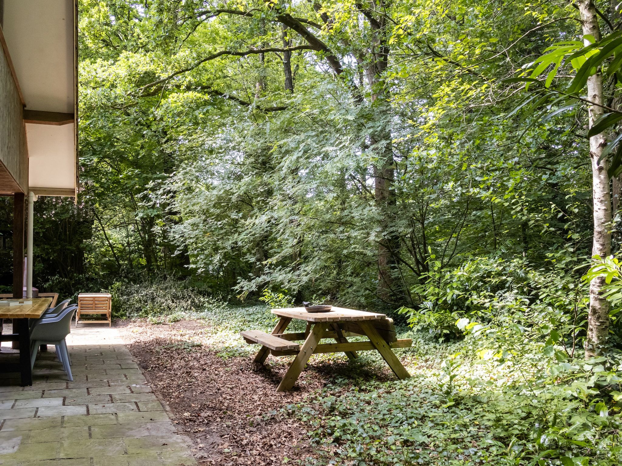 De tuin van Huis in de Bossen in Een