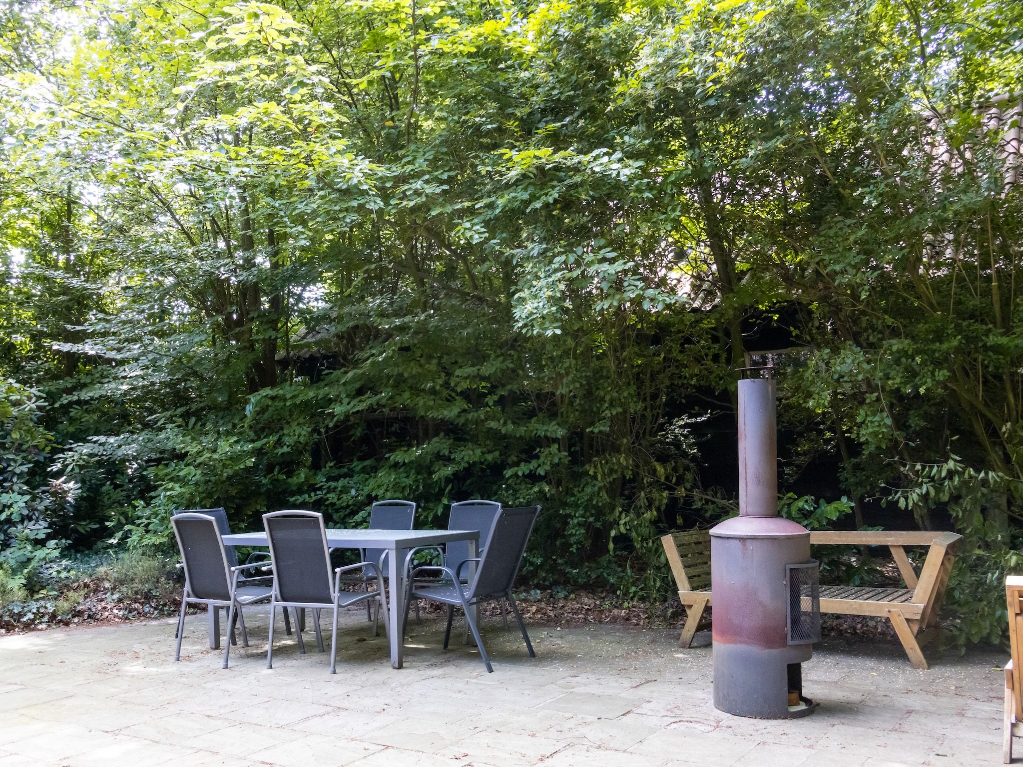 De tuin van Huis in de Bossen in Een