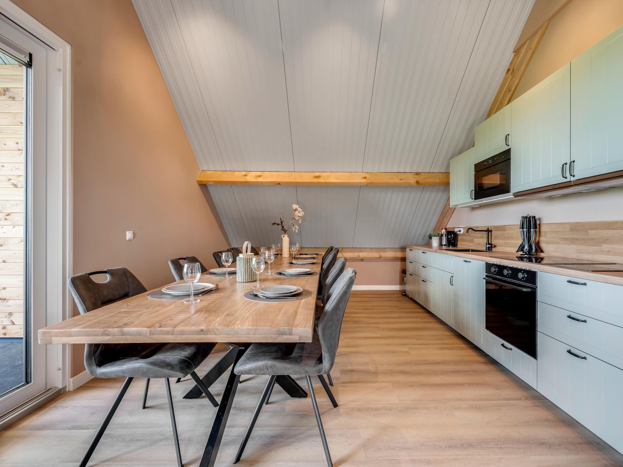 De eetkamer van The New Barn in Montfoort