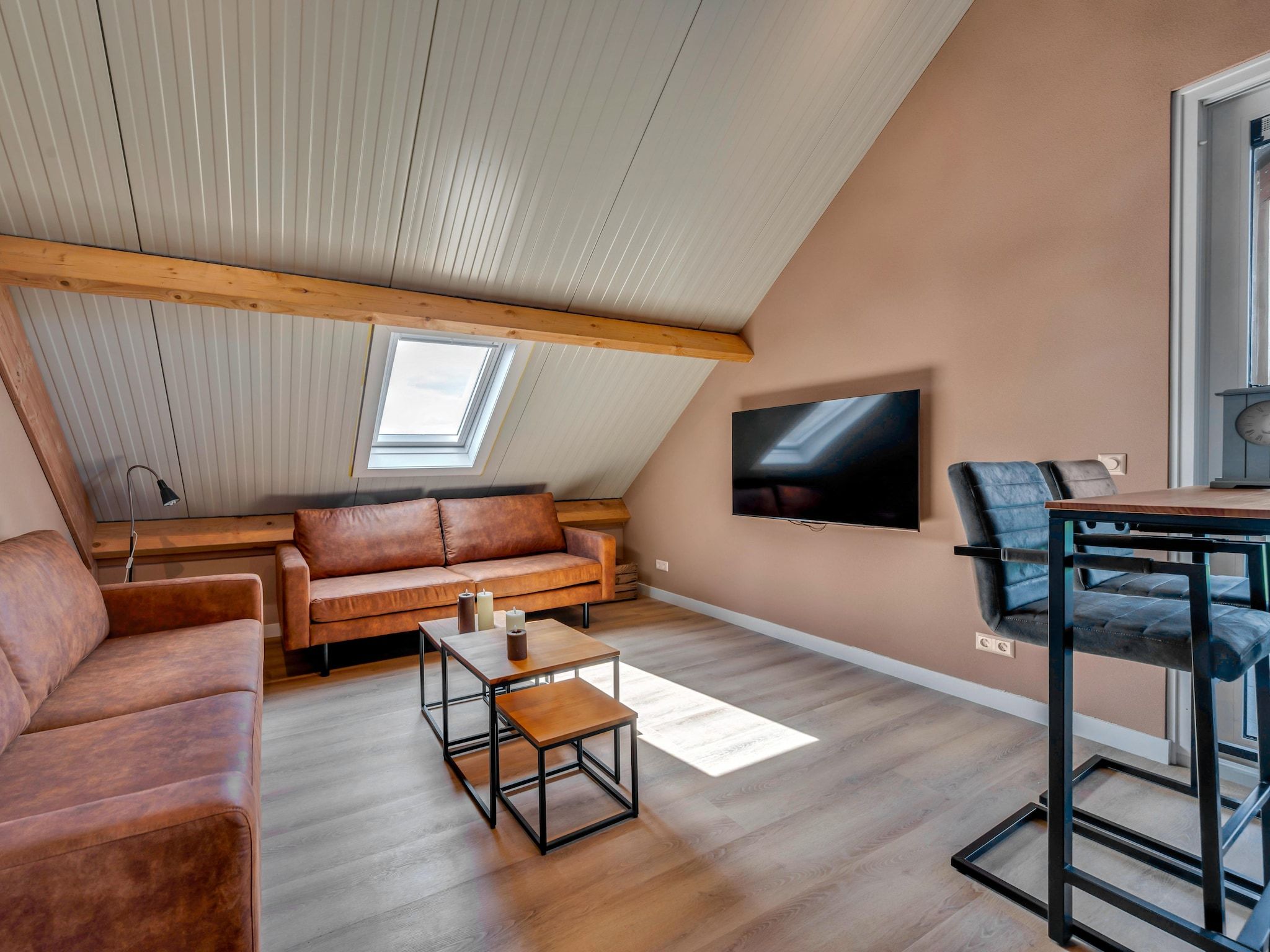 De woonkamer van The New Barn in Montfoort